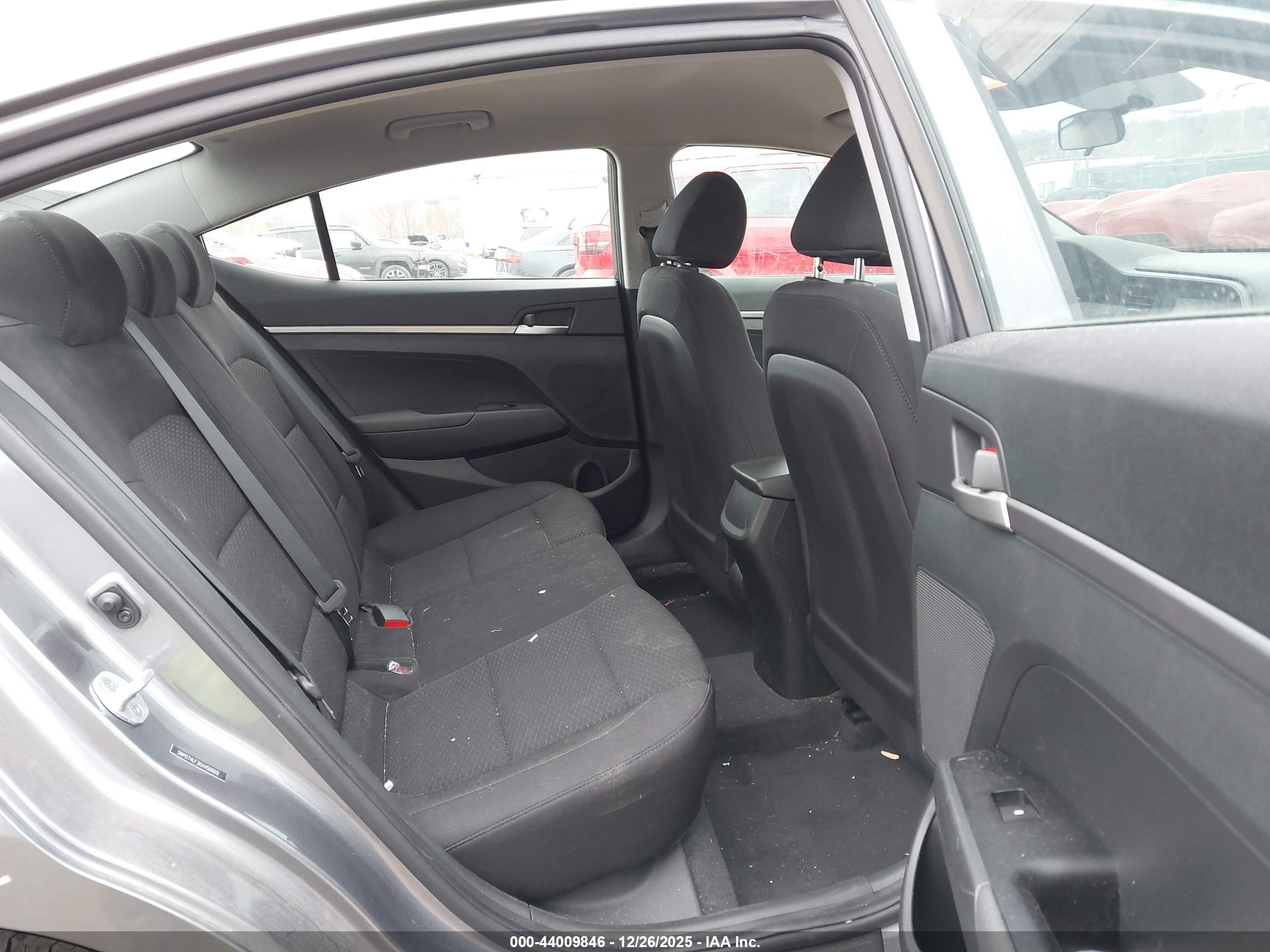 HYUNDAI ELANTRA image 8