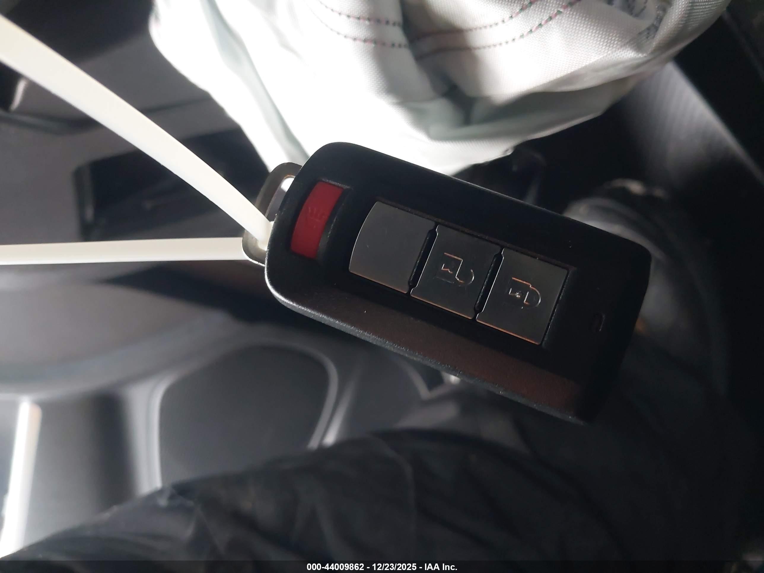 MITSUBISHI OUTLANDER image 11