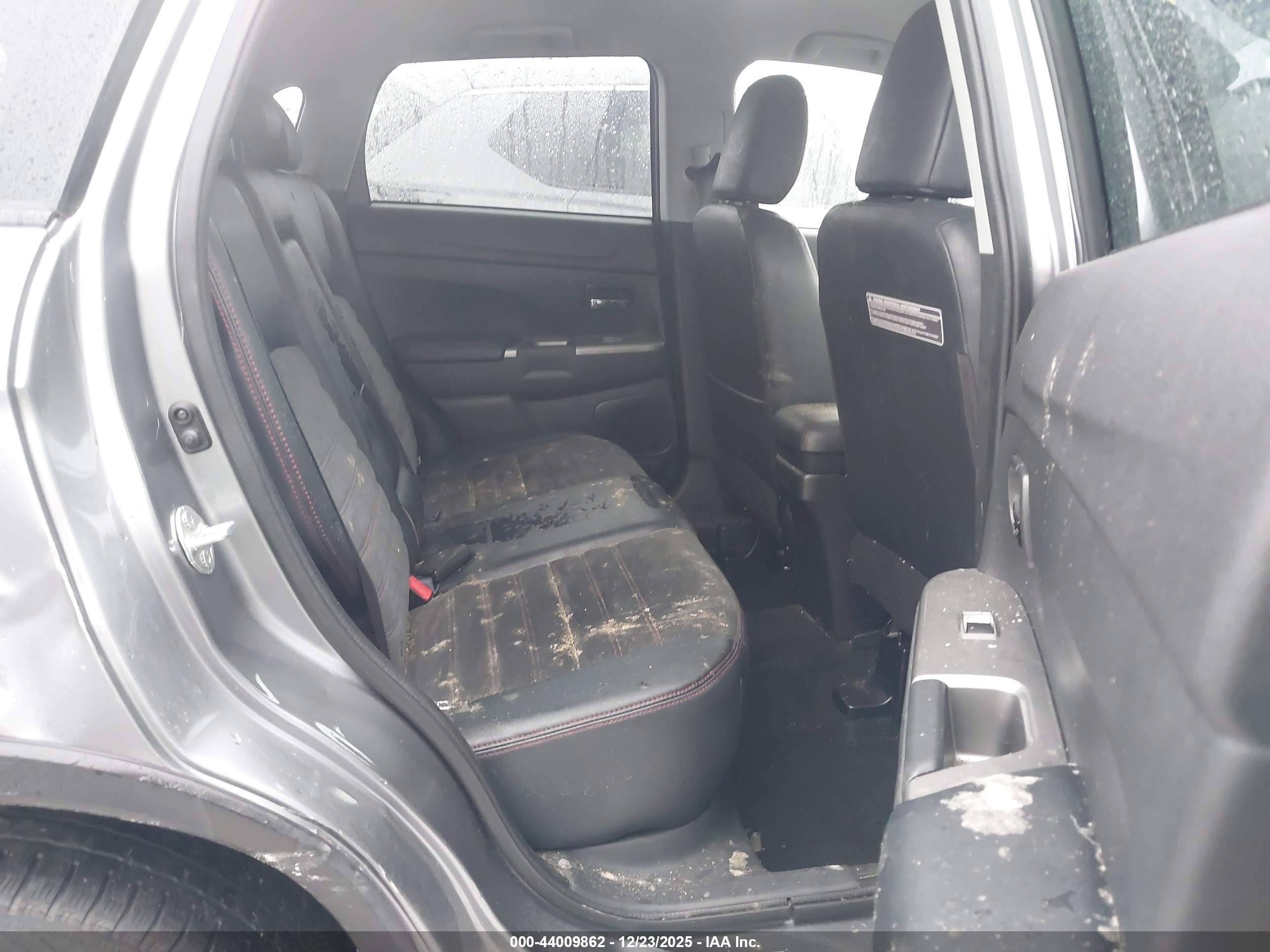MITSUBISHI OUTLANDER image 8