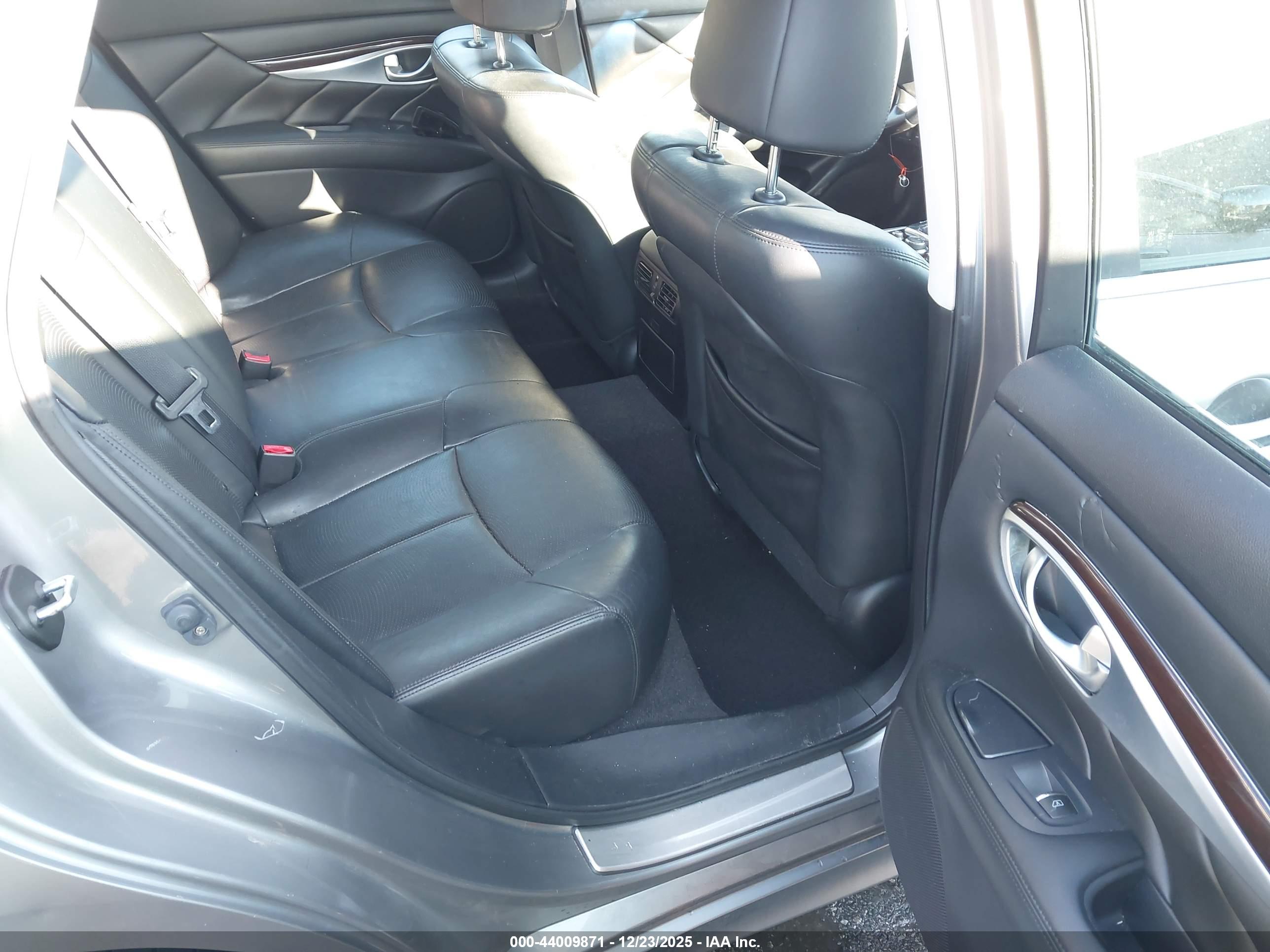 INFINITI M37 image 8