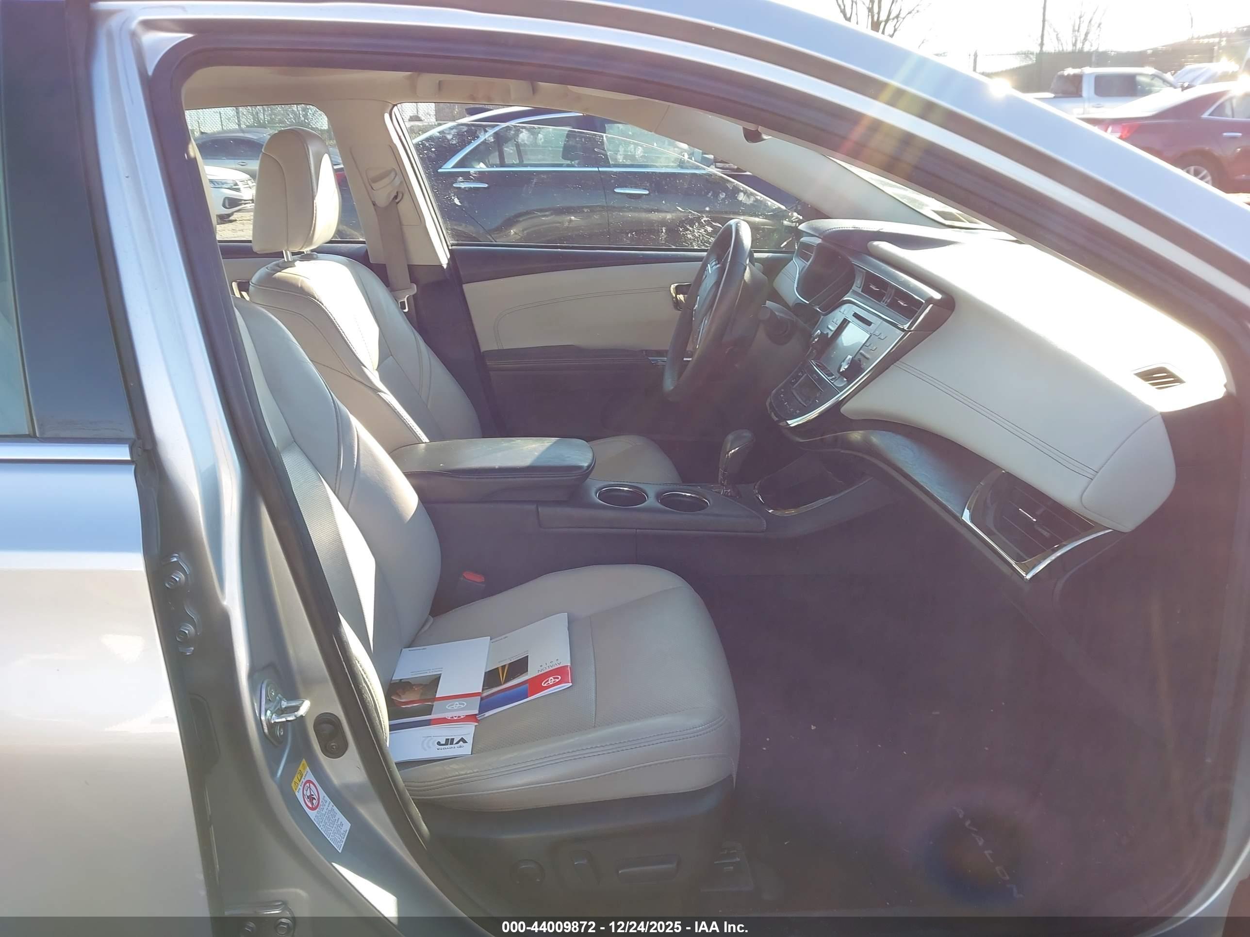 TOYOTA AVALON image 5