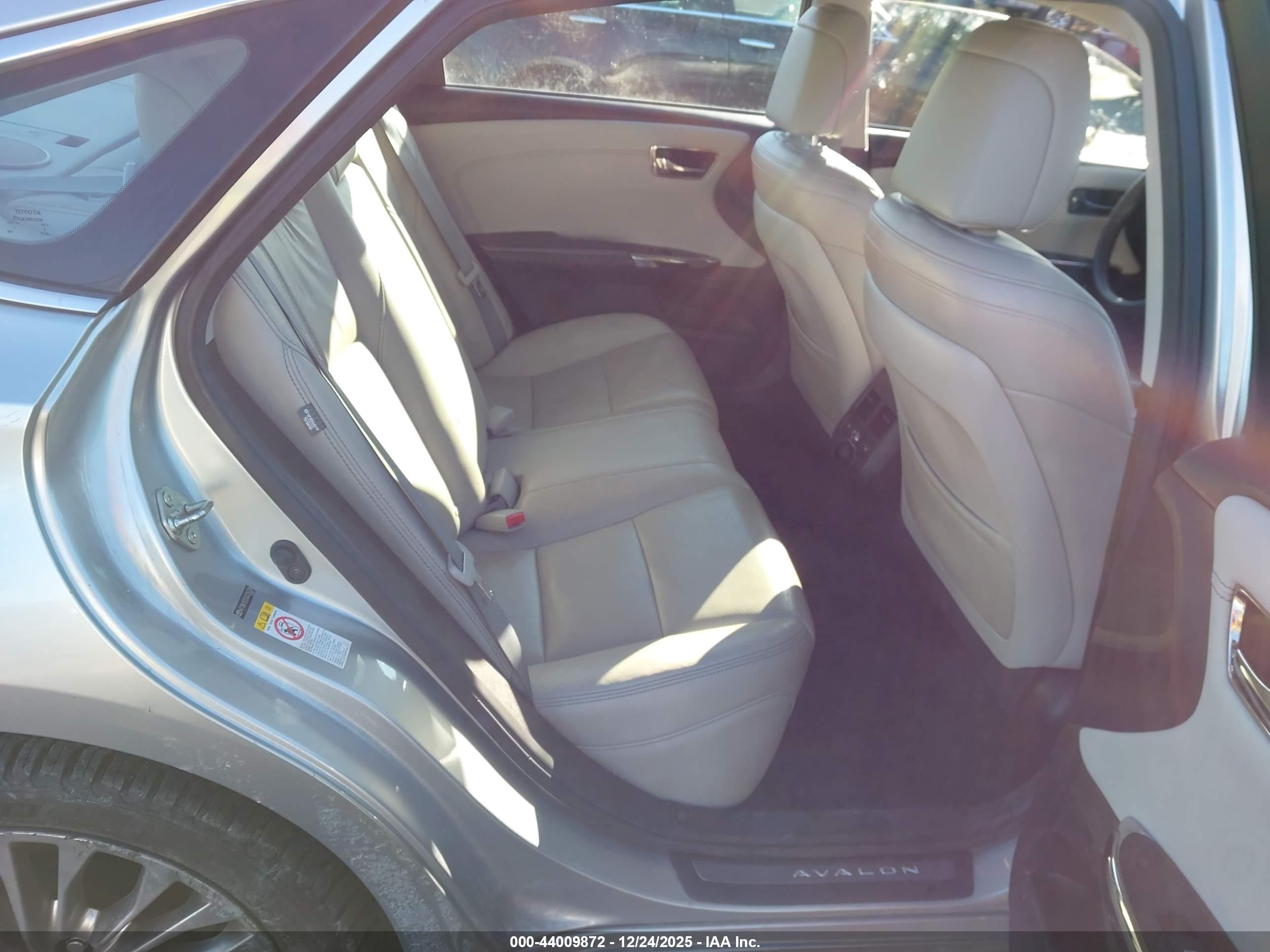 TOYOTA AVALON image 8