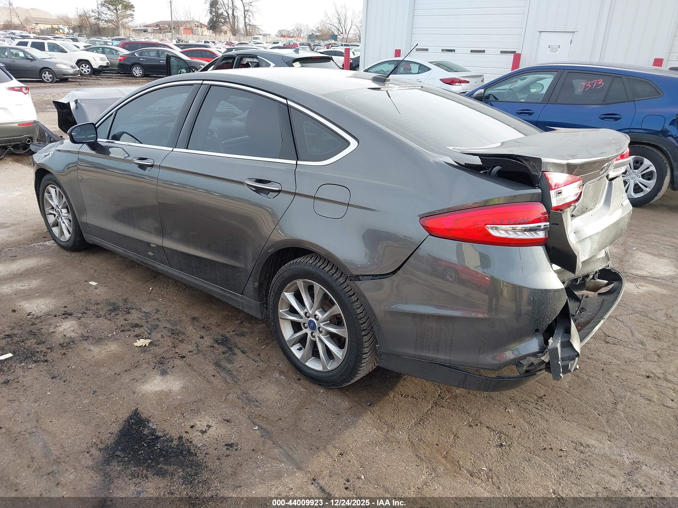 FORD FUSION image 3
