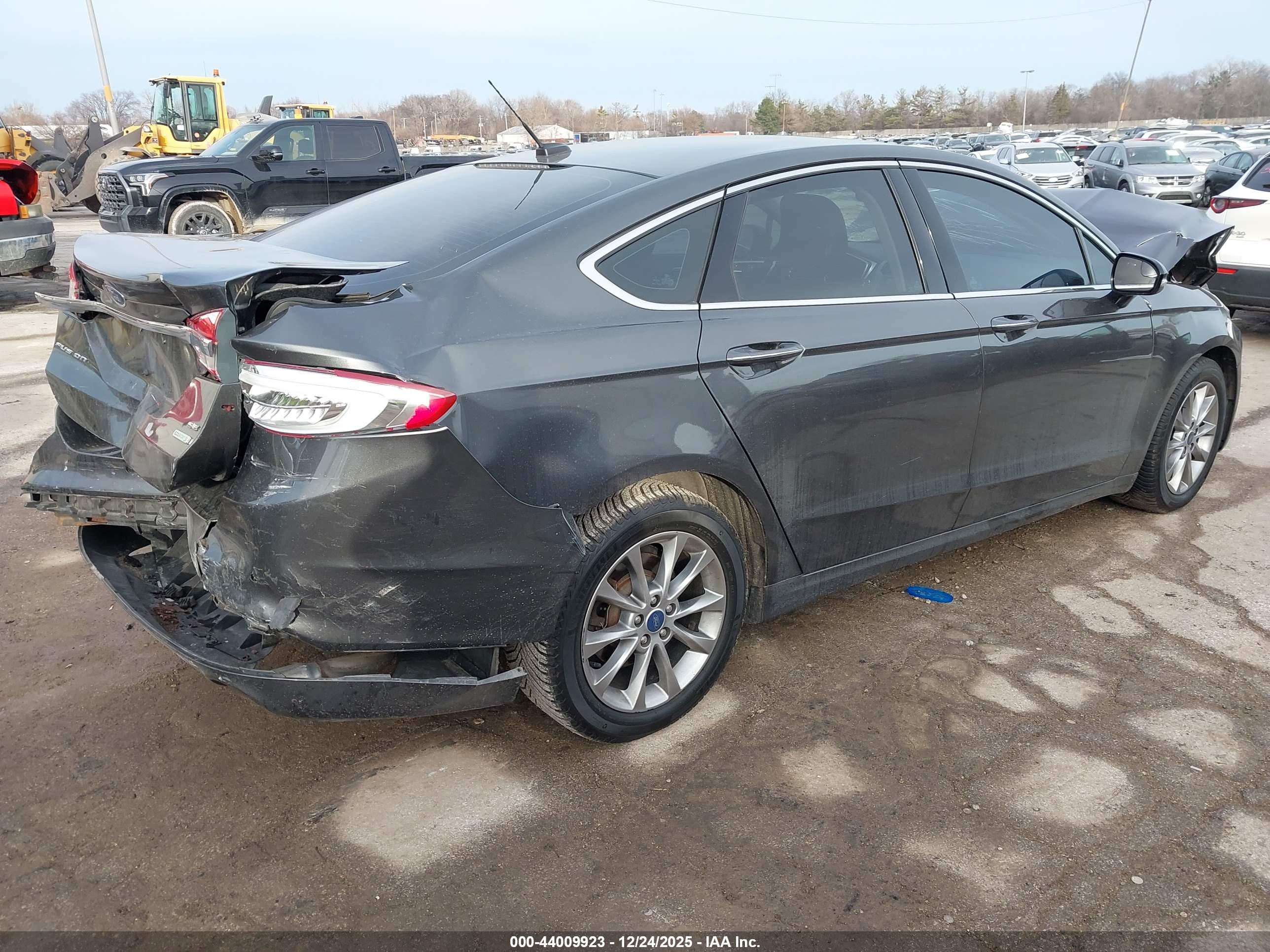 FORD FUSION image 4