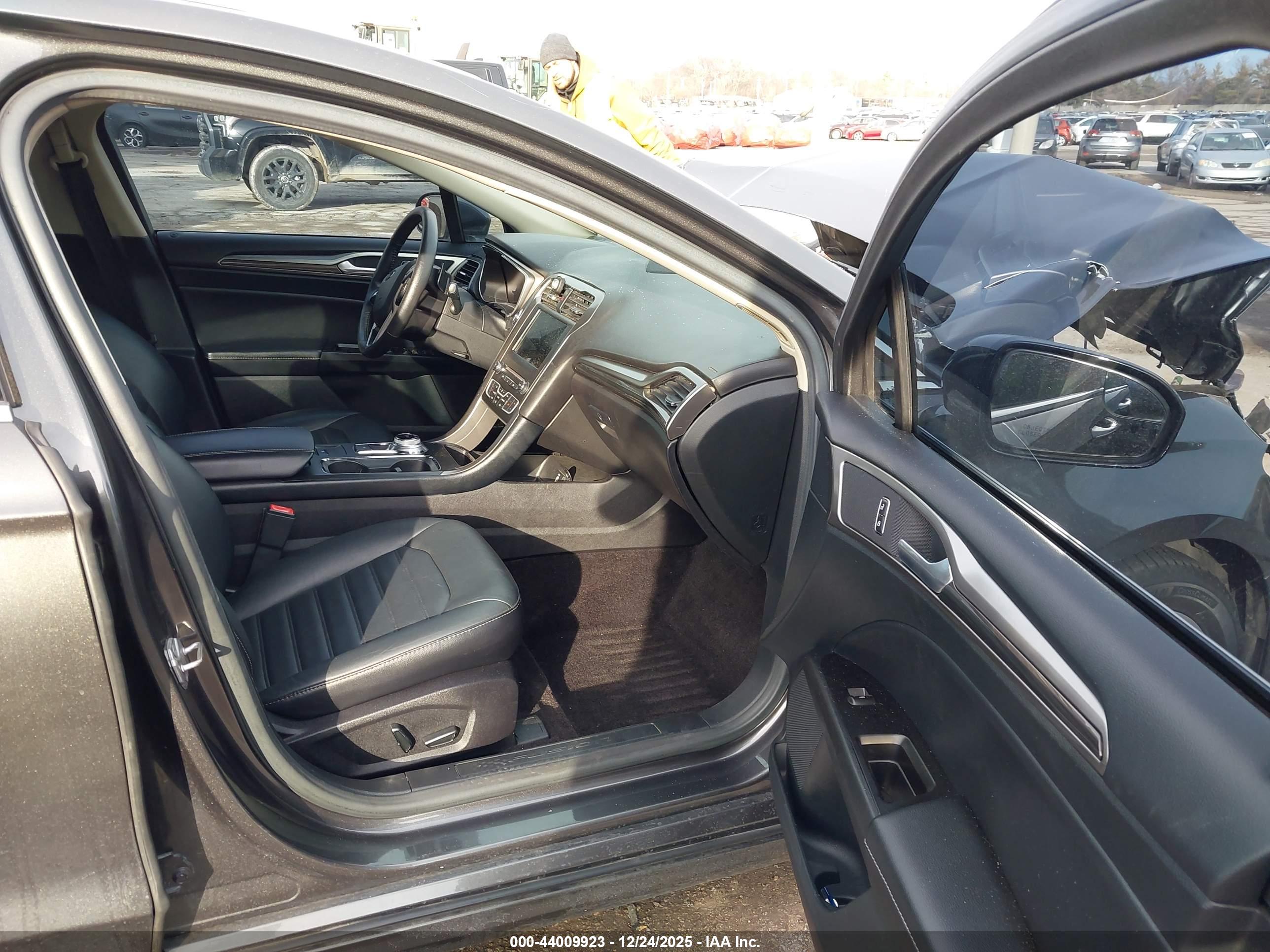FORD FUSION image 5