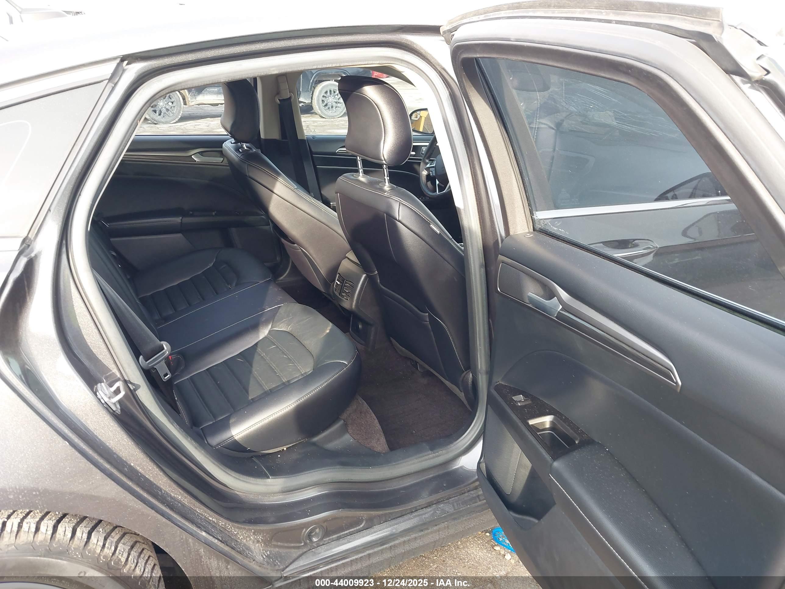 FORD FUSION image 8