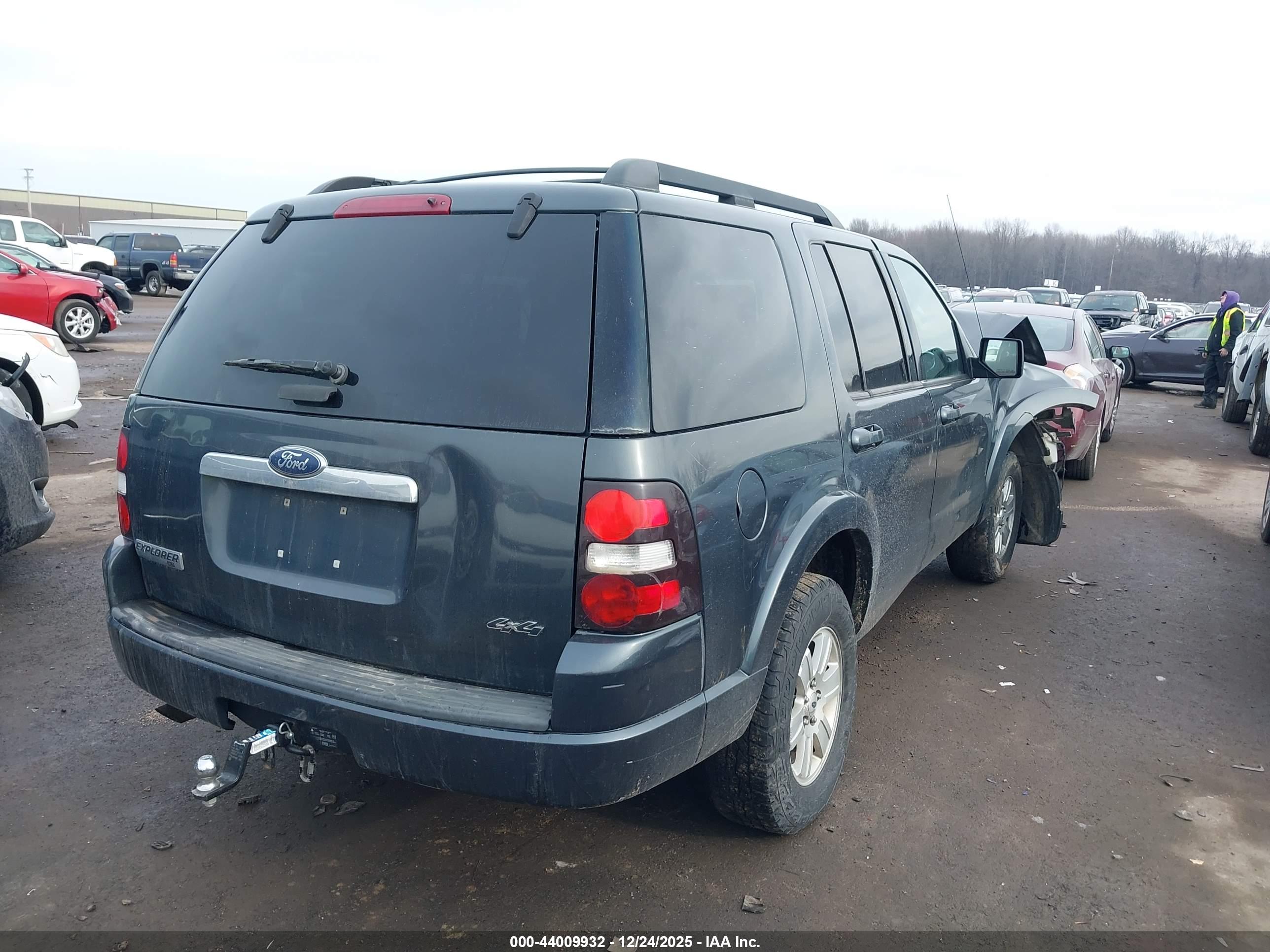 FORD EXPLORER image 4