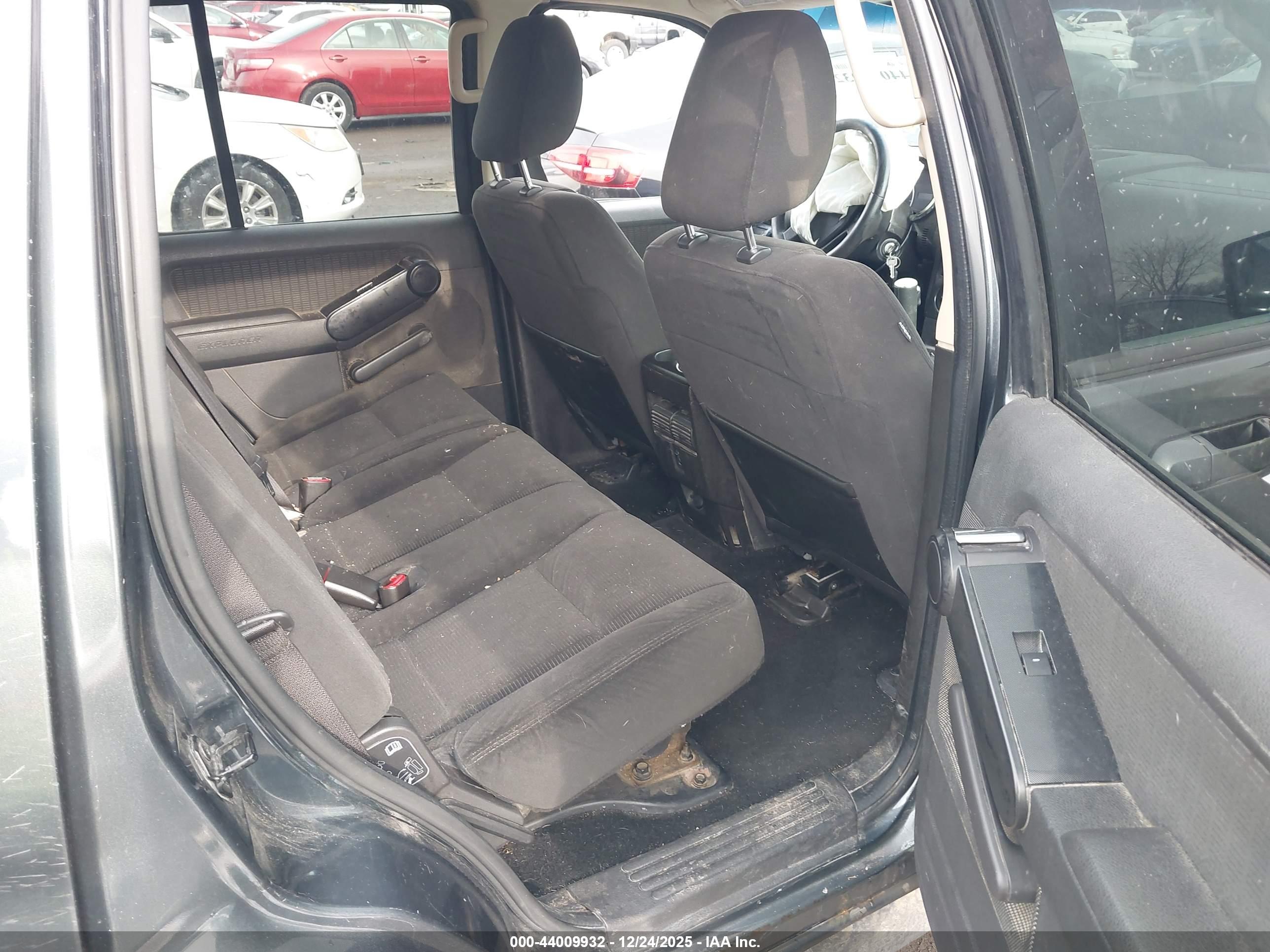 FORD EXPLORER image 8