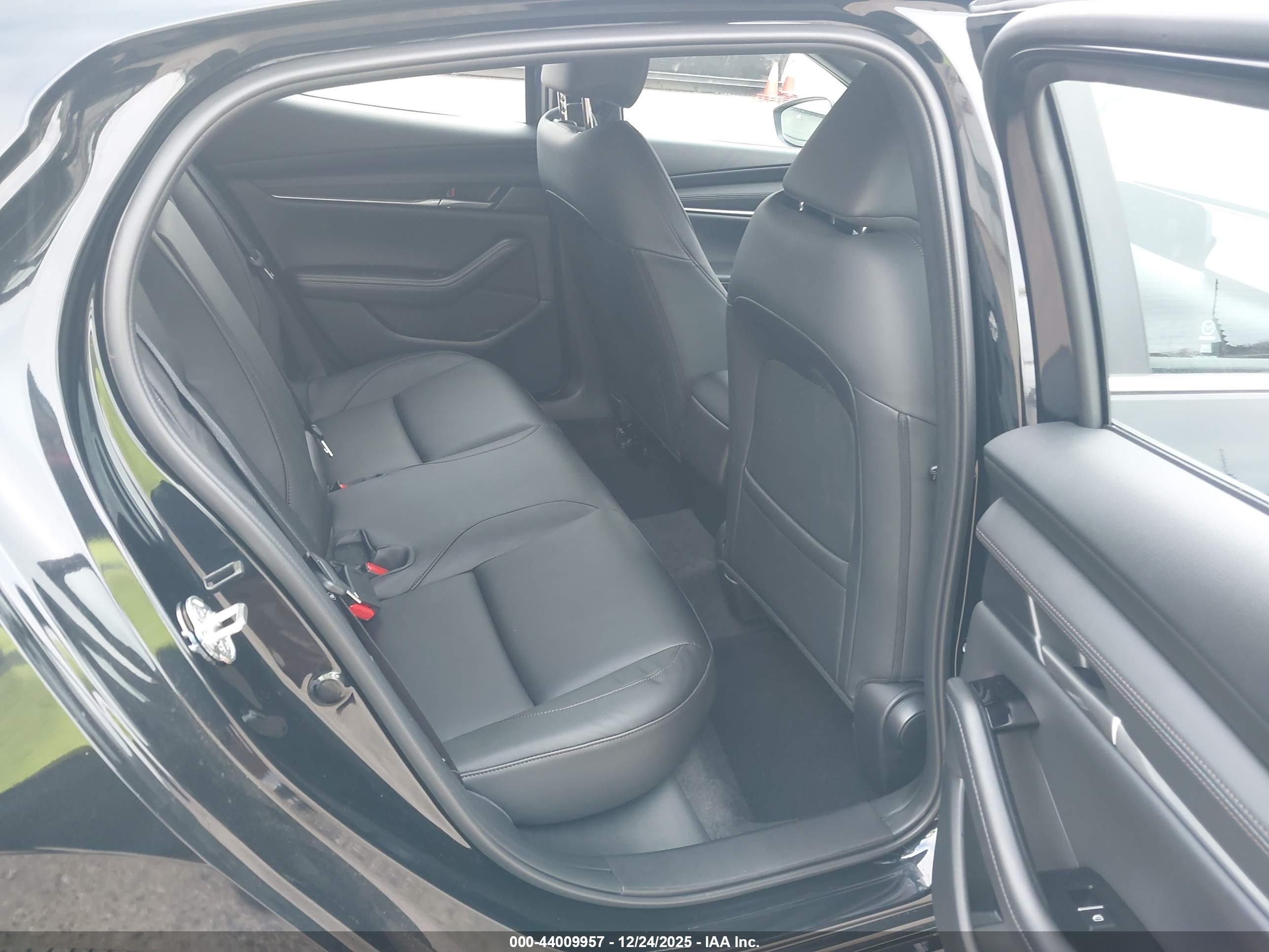 MAZDA MAZDA3 image 8