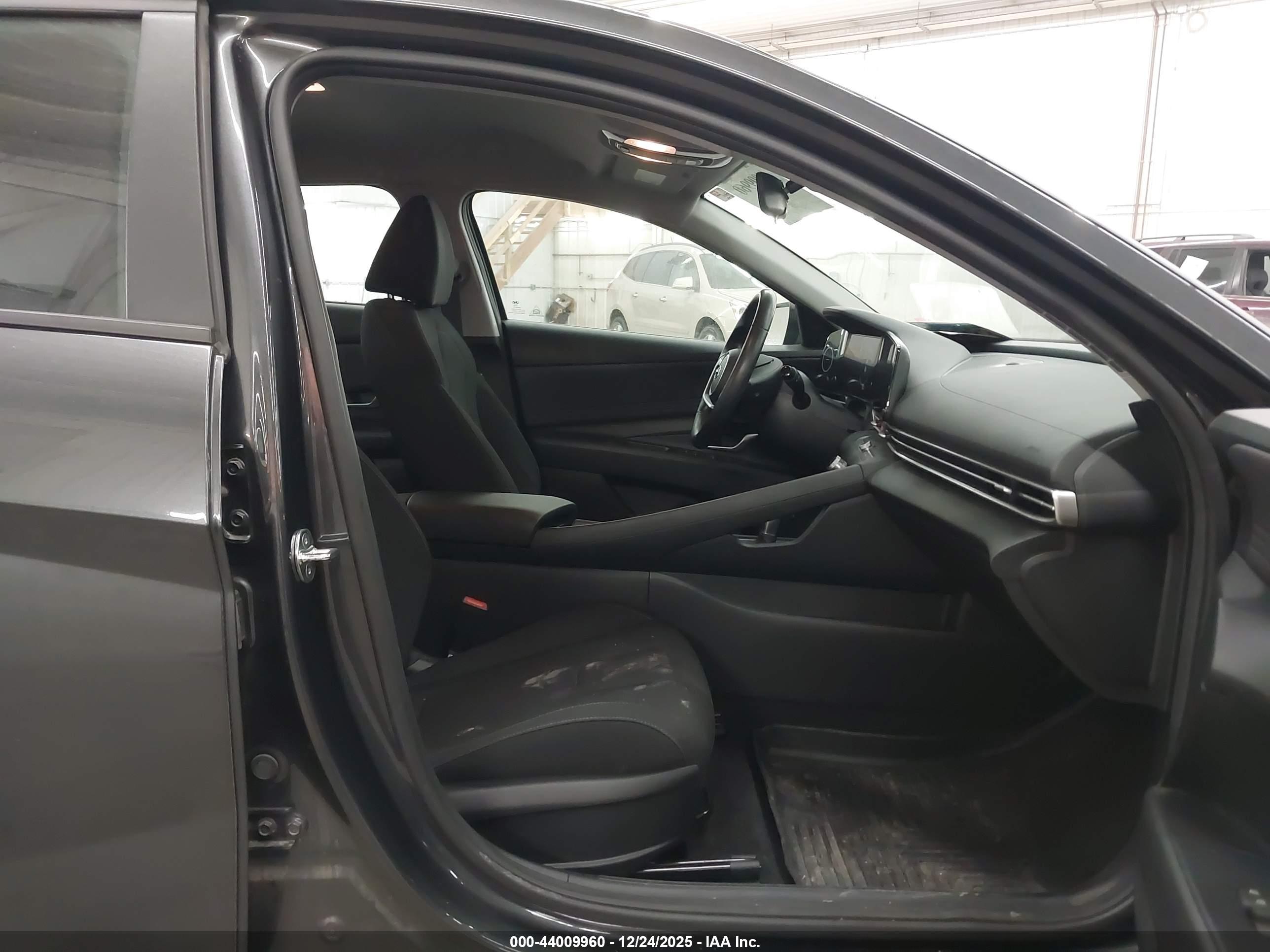 HYUNDAI ELANTRA image 5