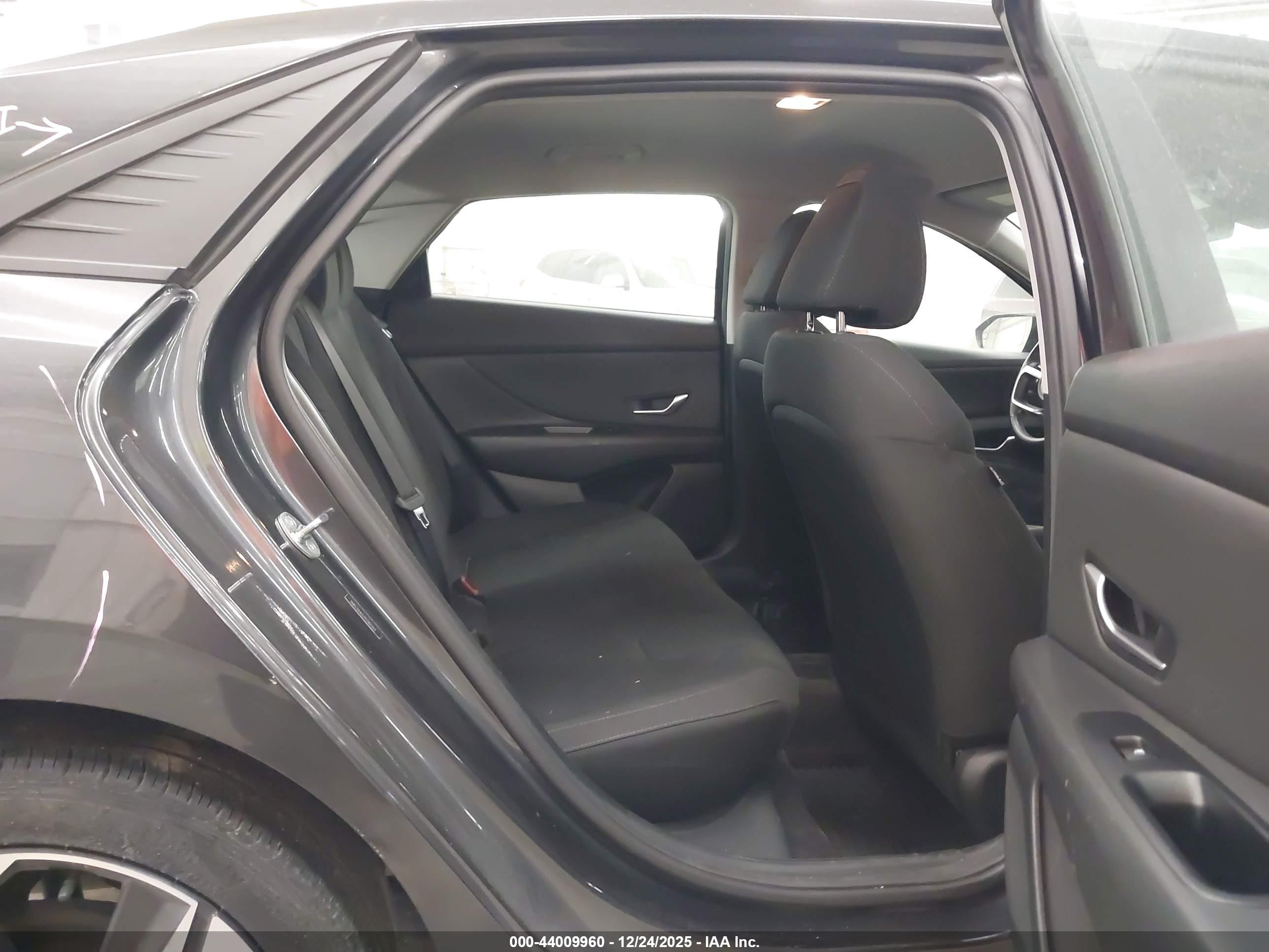 HYUNDAI ELANTRA image 8