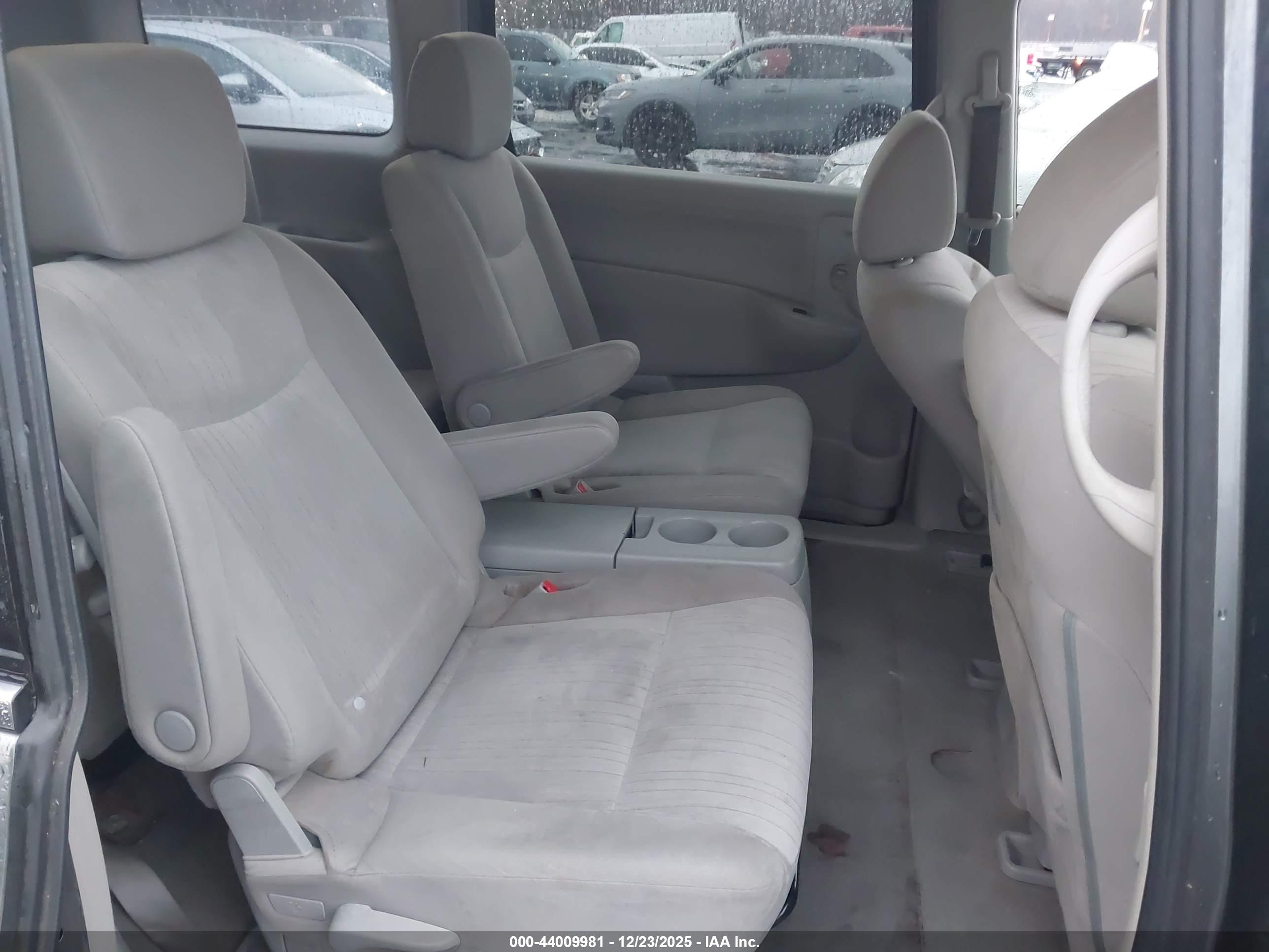 NISSAN QUEST image 8