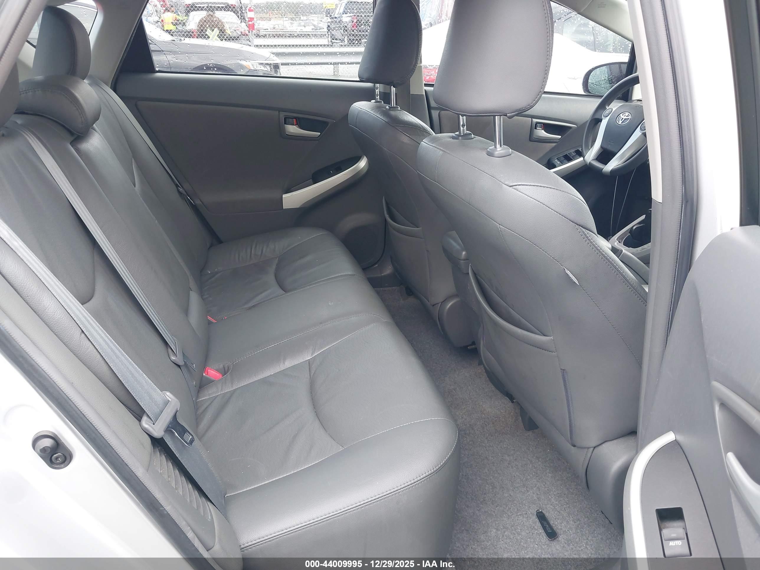 TOYOTA PRIUS image 8