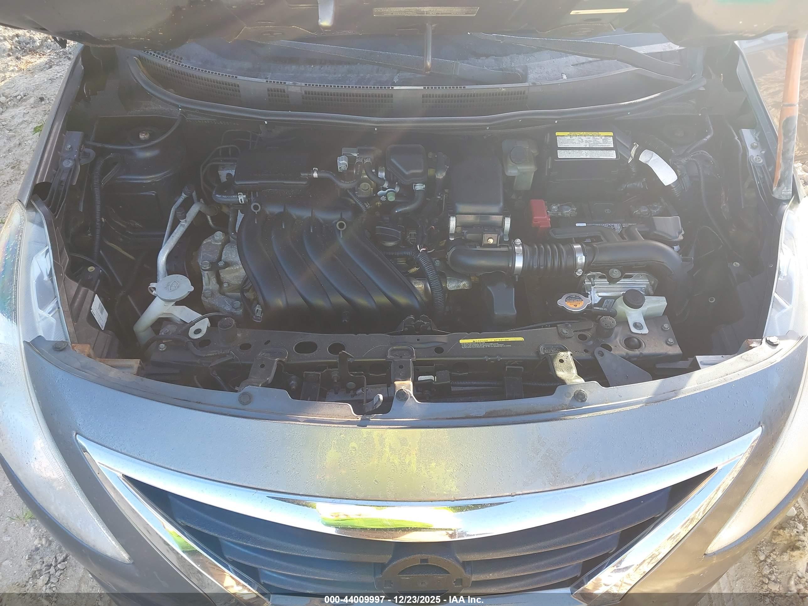 NISSAN VERSA image 10