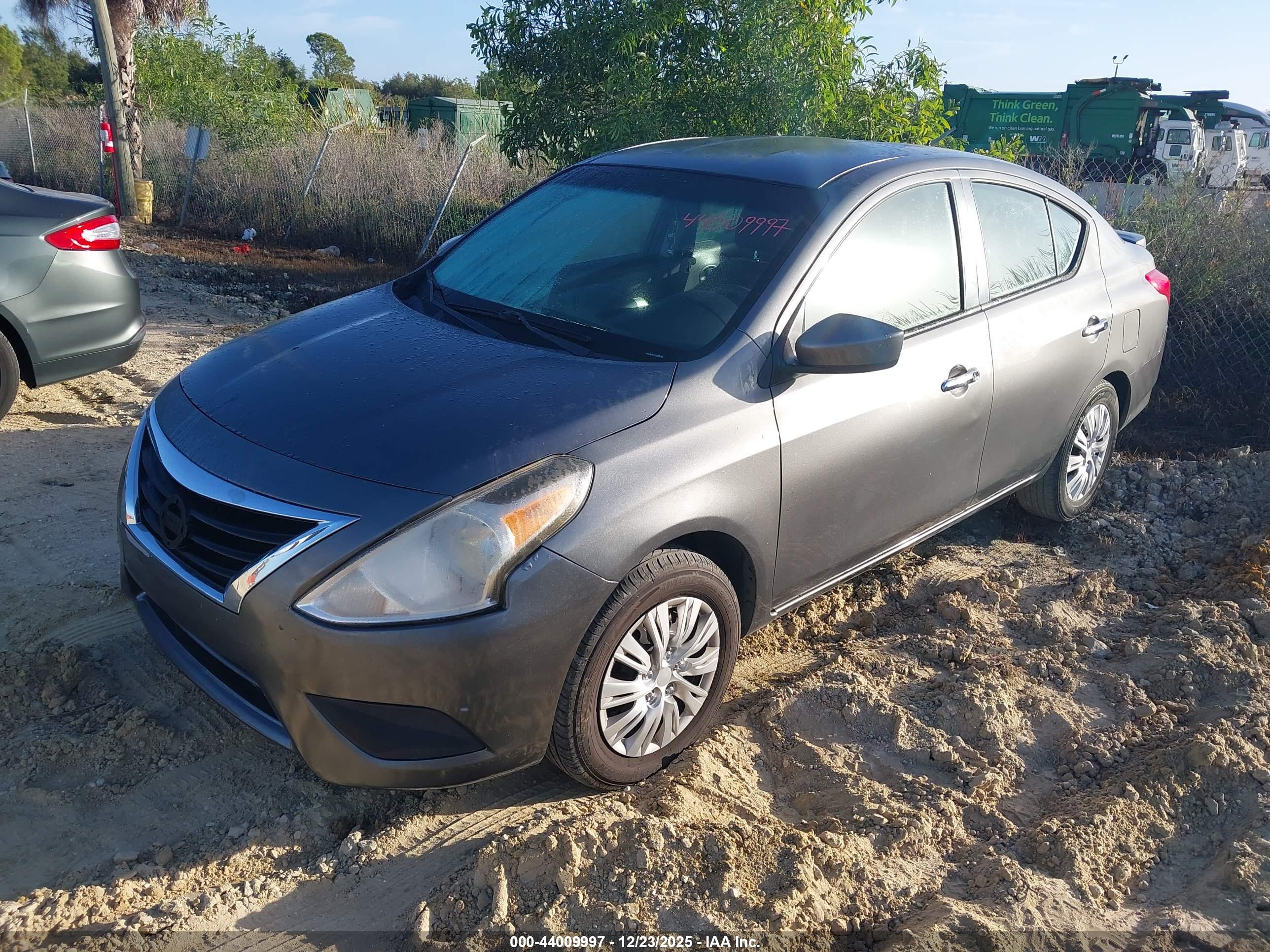 NISSAN VERSA image 2