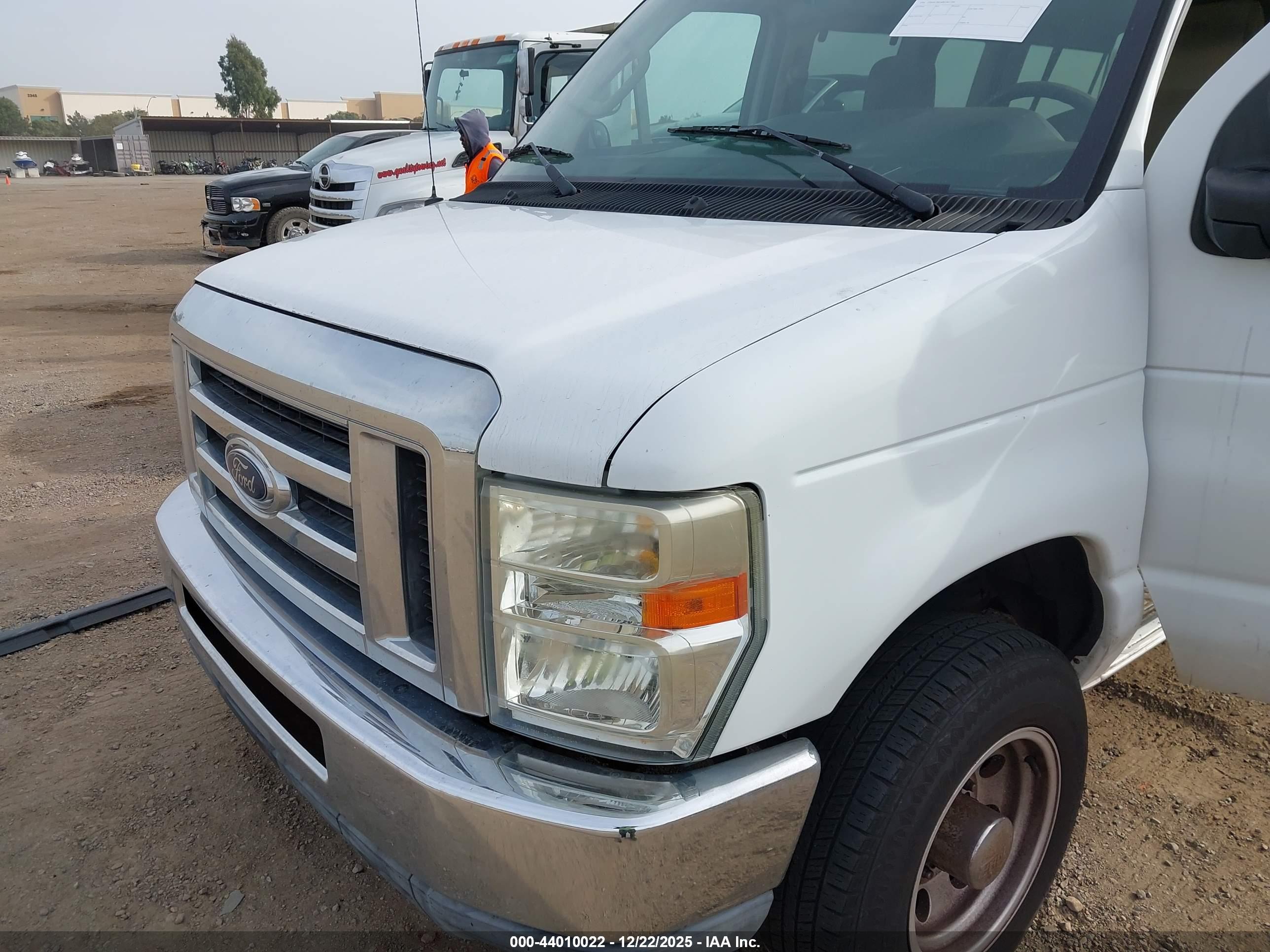 FORD E-350 image 6