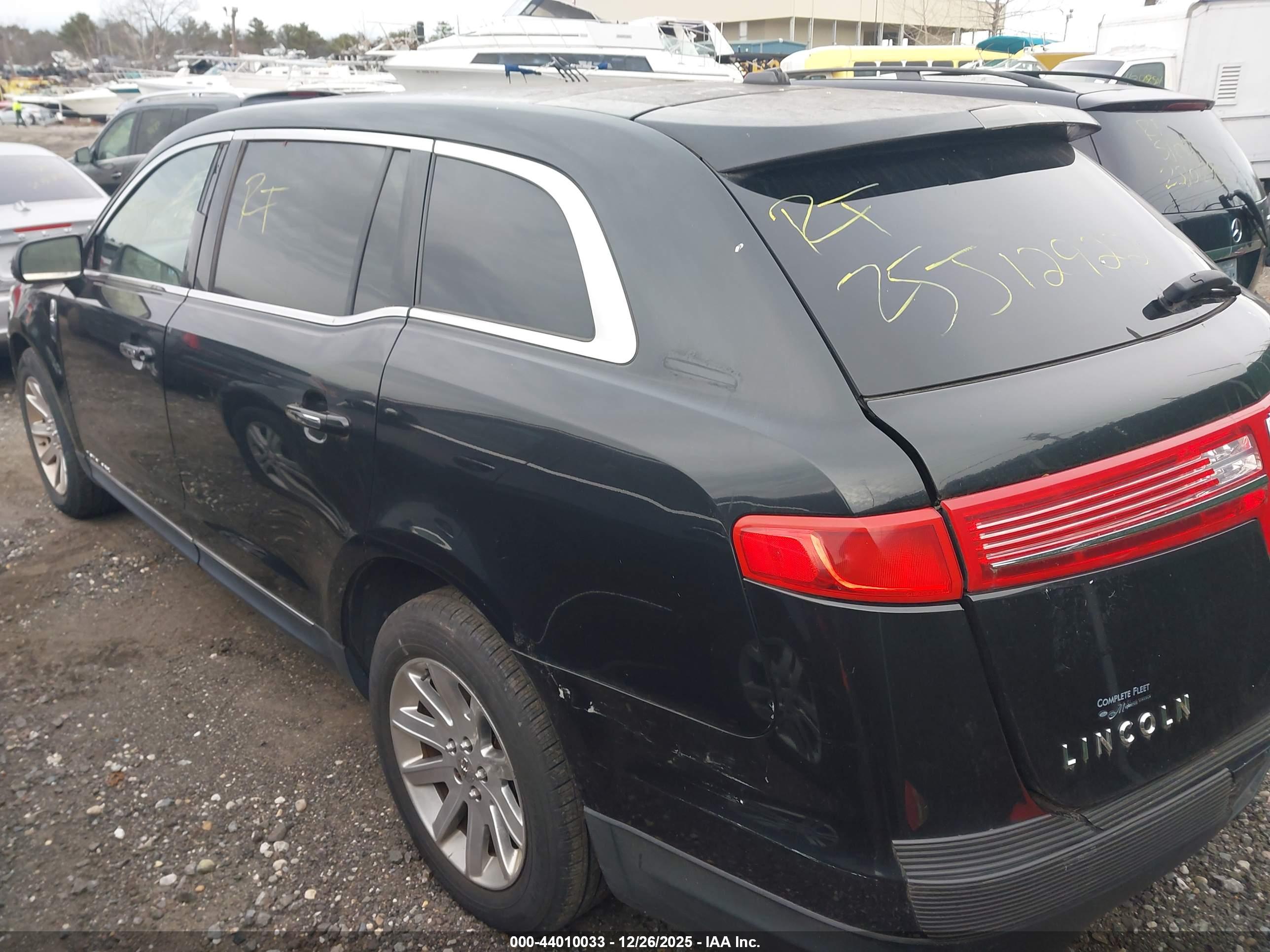 LINCOLN MKT image 3