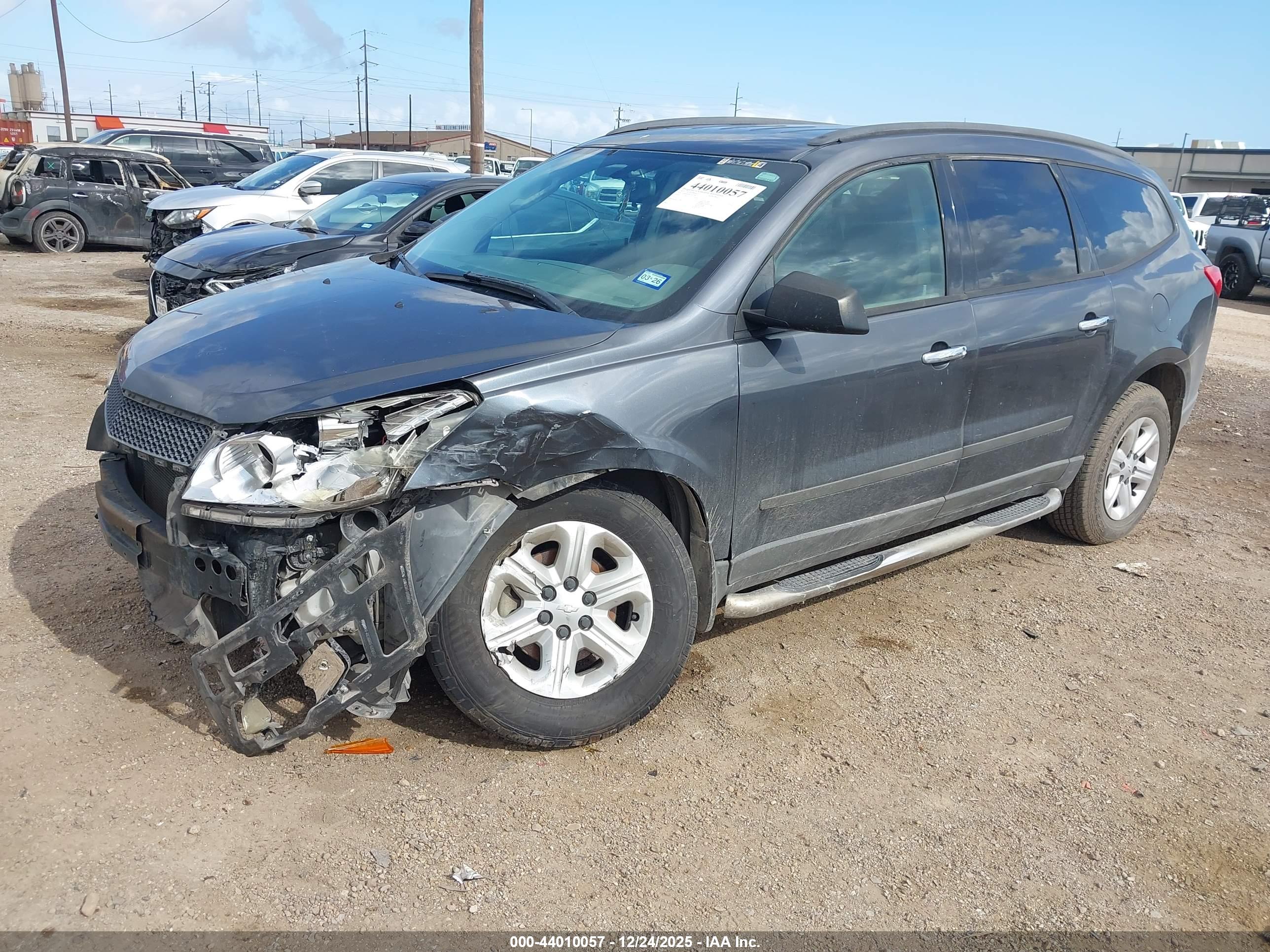 CHEVROLET TRAVERSE image 2