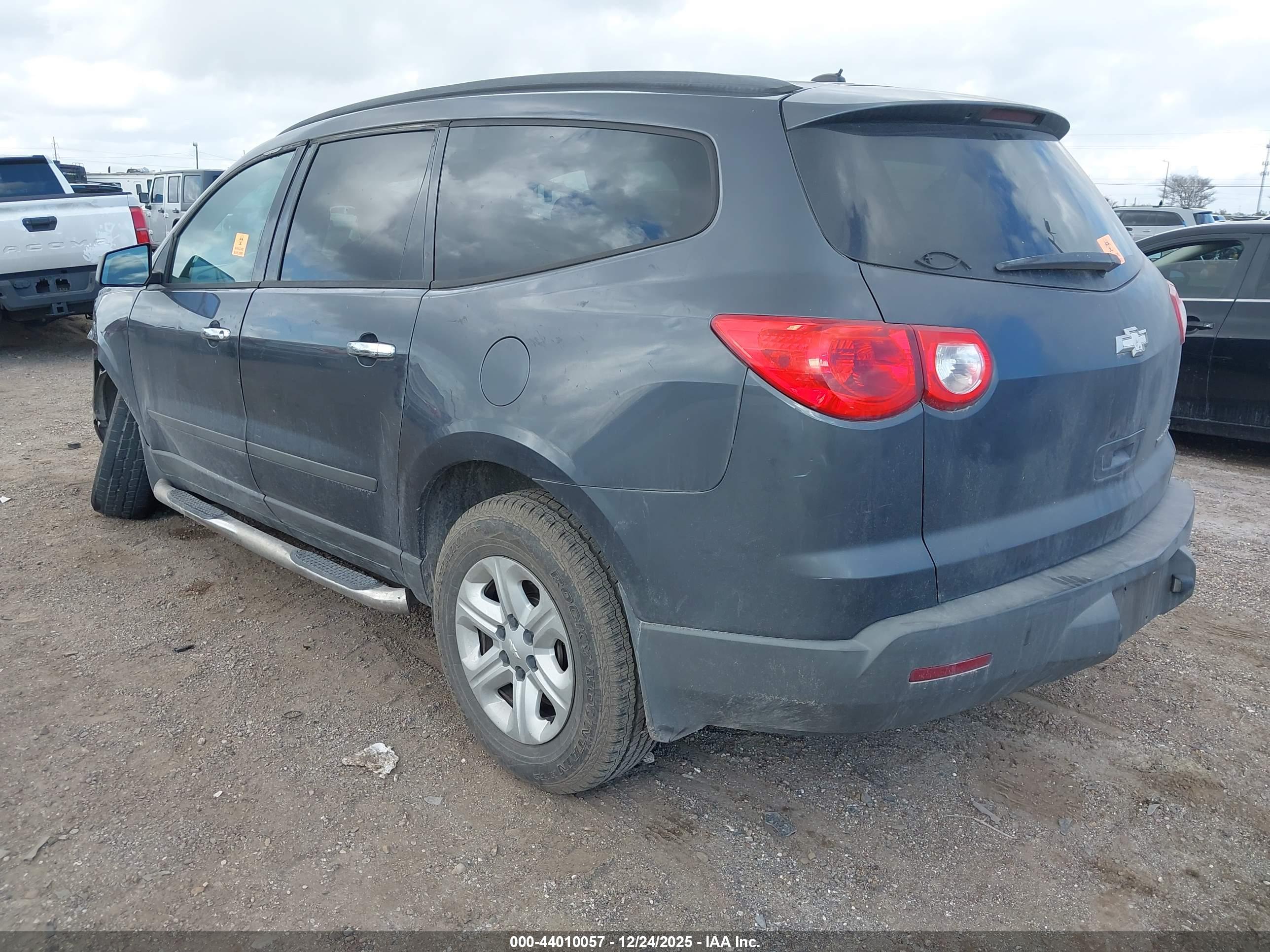 CHEVROLET TRAVERSE image 3