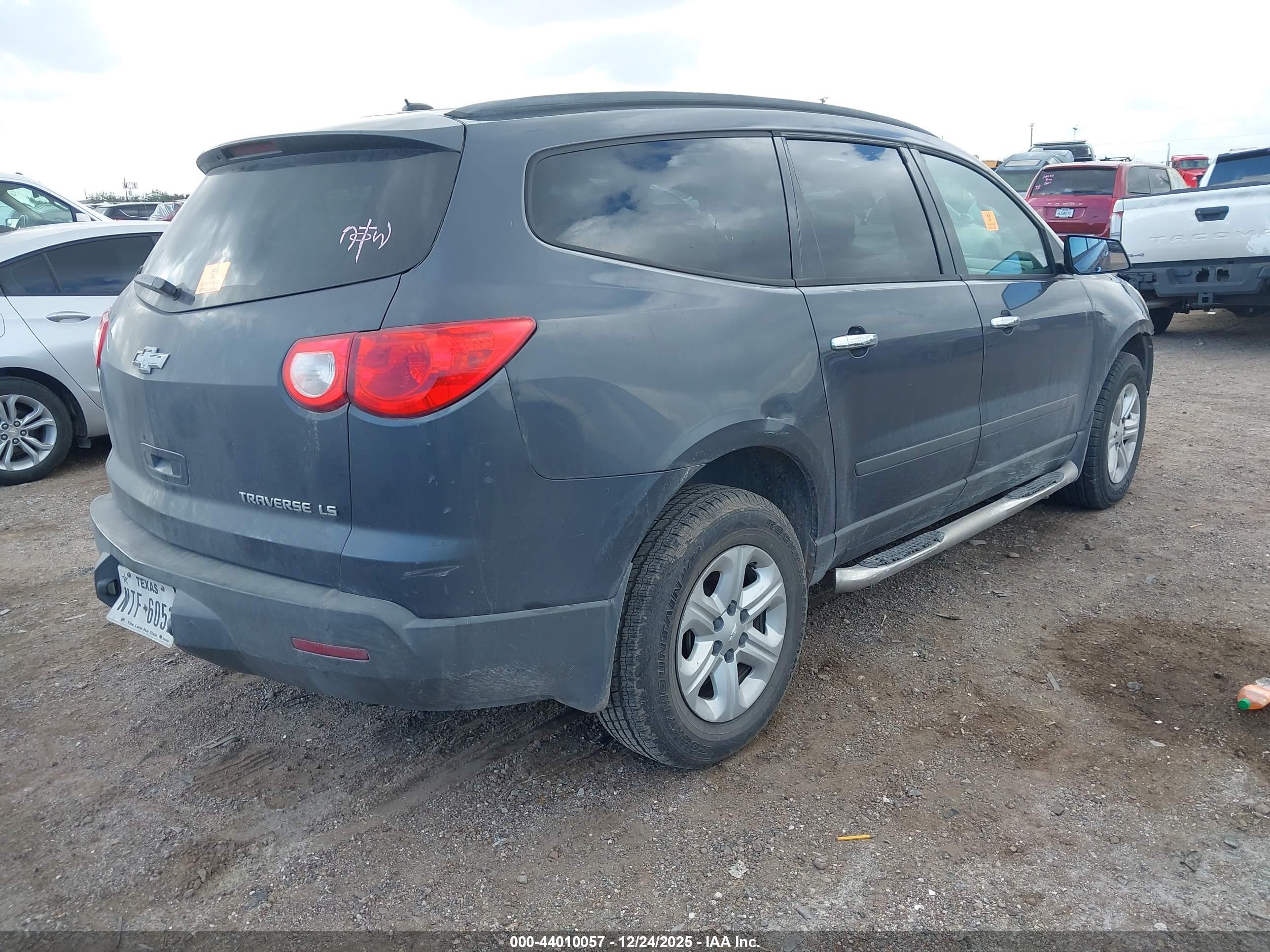CHEVROLET TRAVERSE image 4