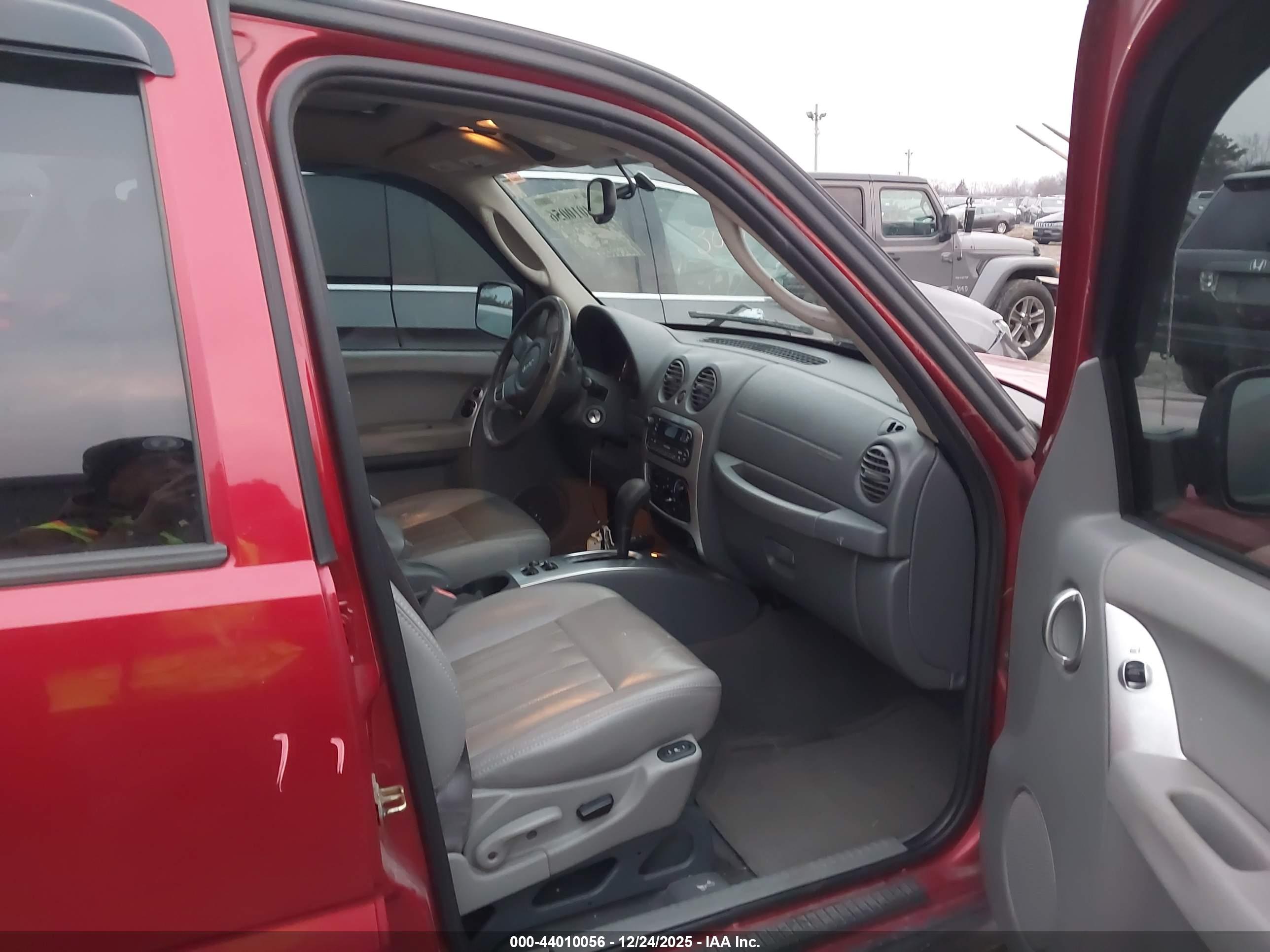 JEEP LIBERTY image 5