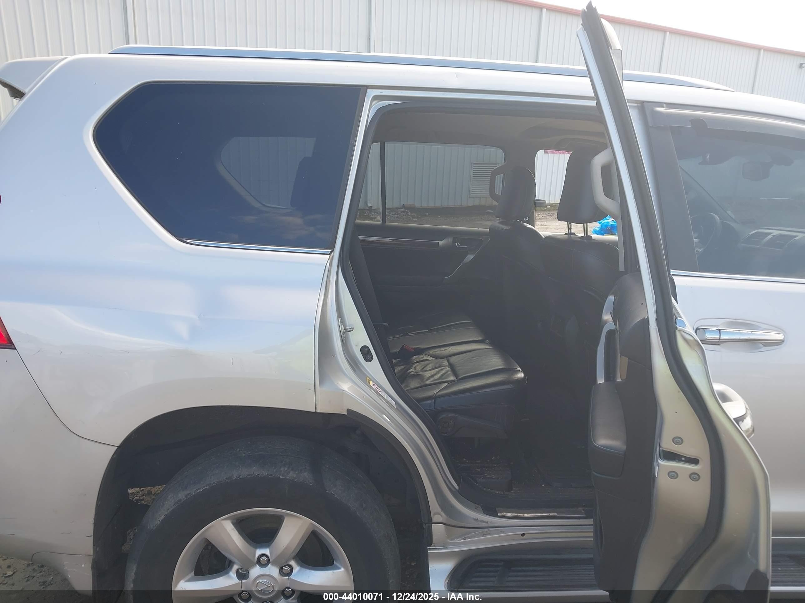 LEXUS 460 image 8