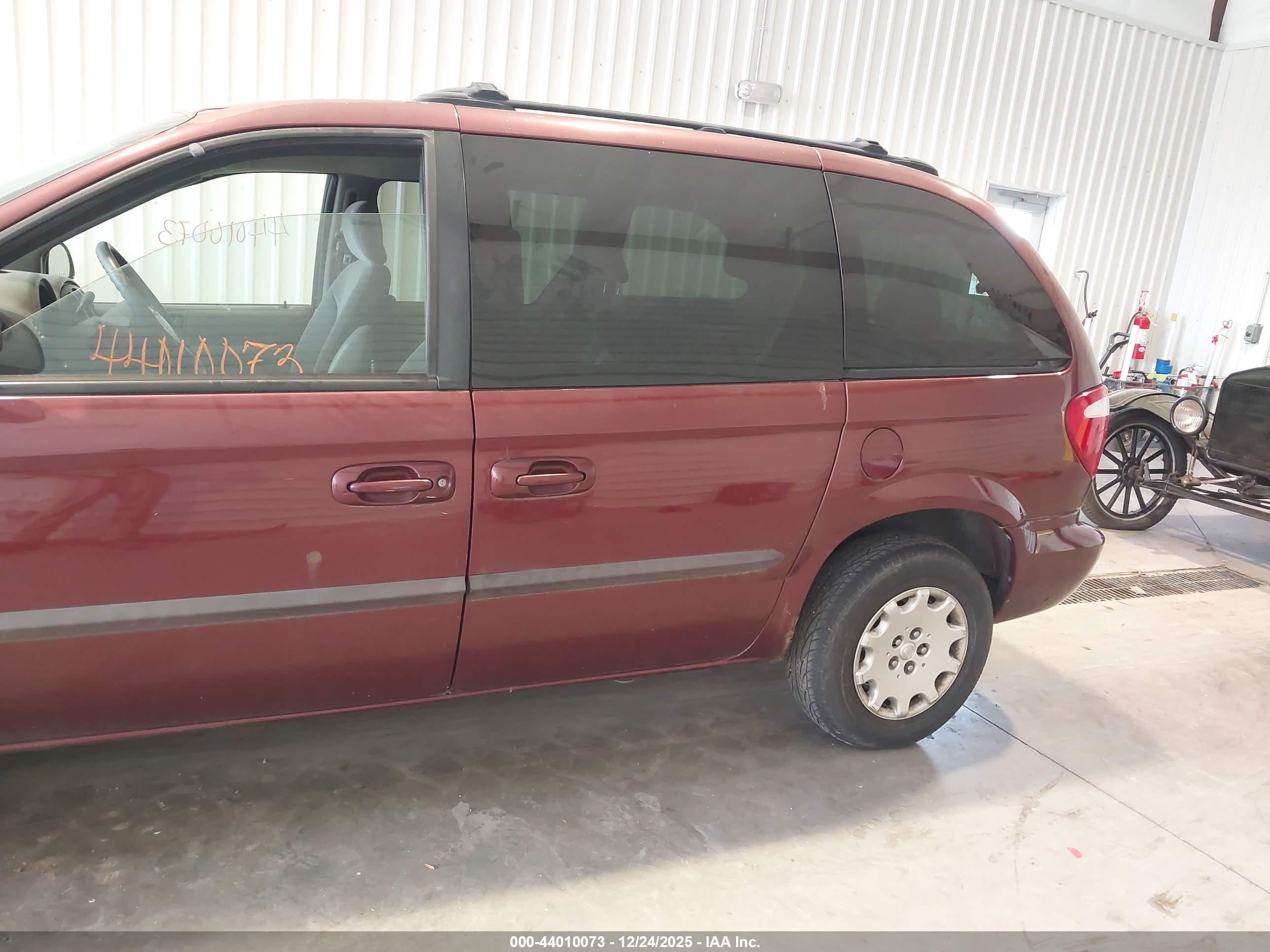 CHRYSLER VOYAGER image 6