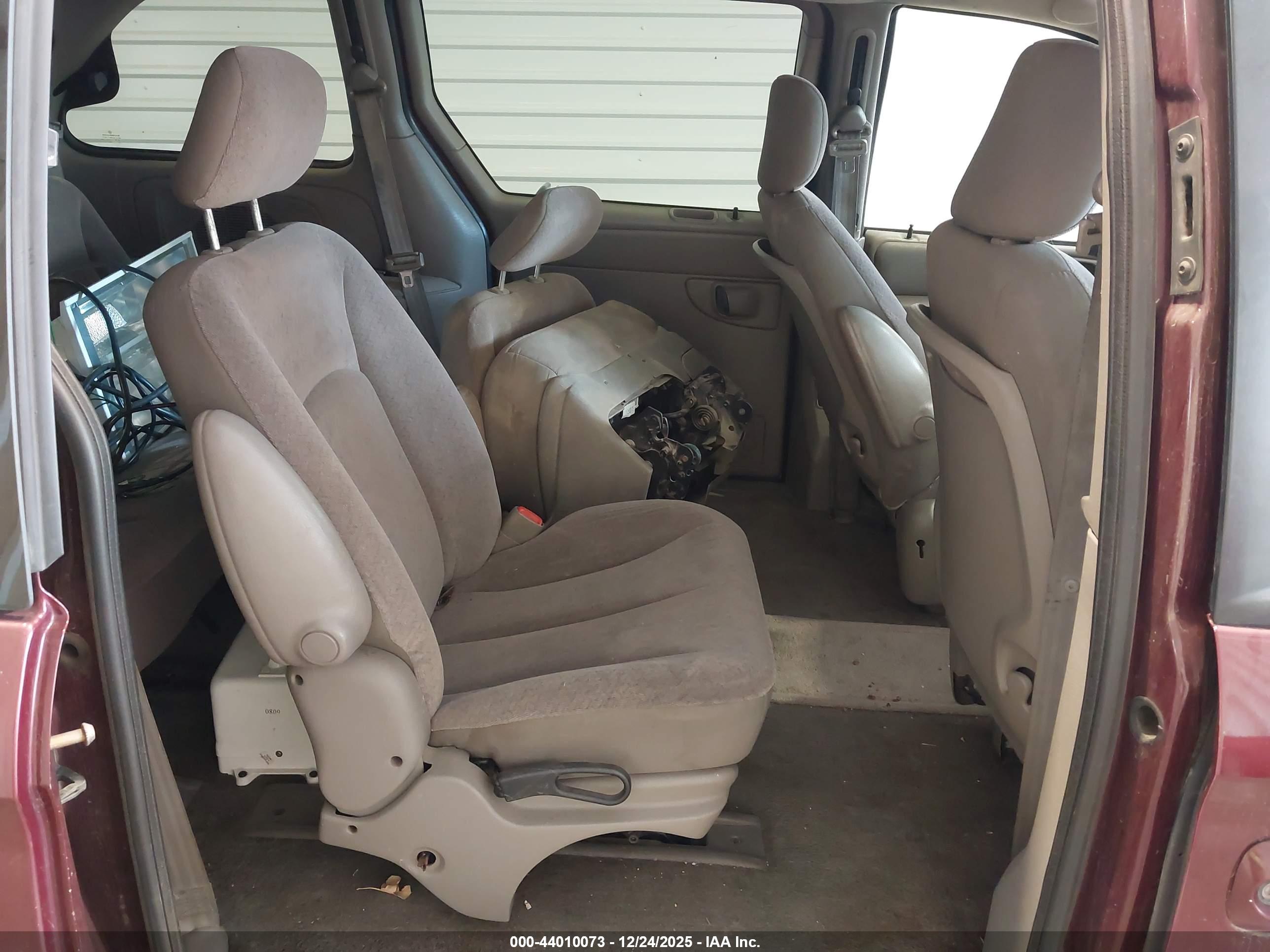 CHRYSLER VOYAGER image 8