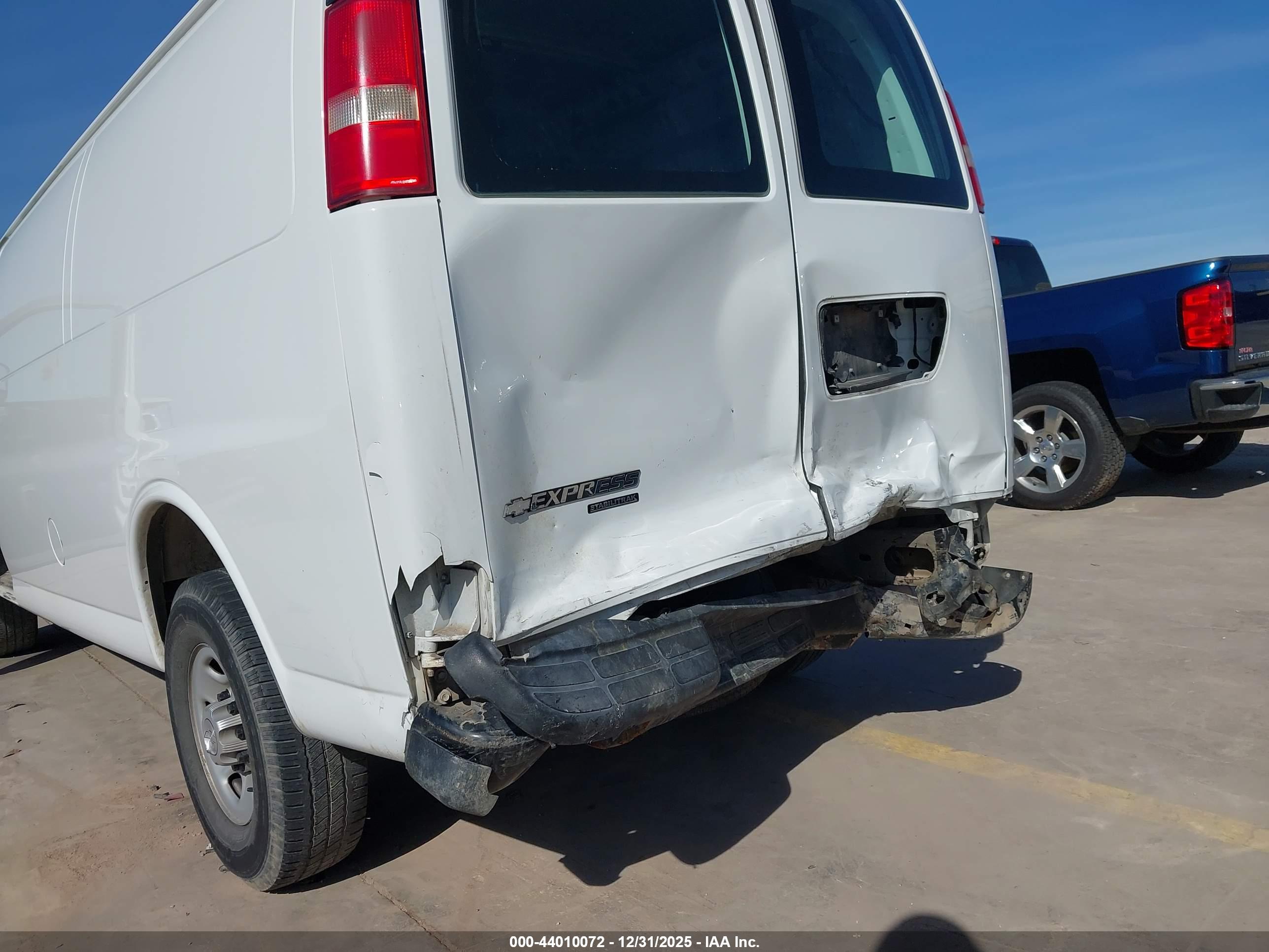CHEVROLET EXPRESS image 6