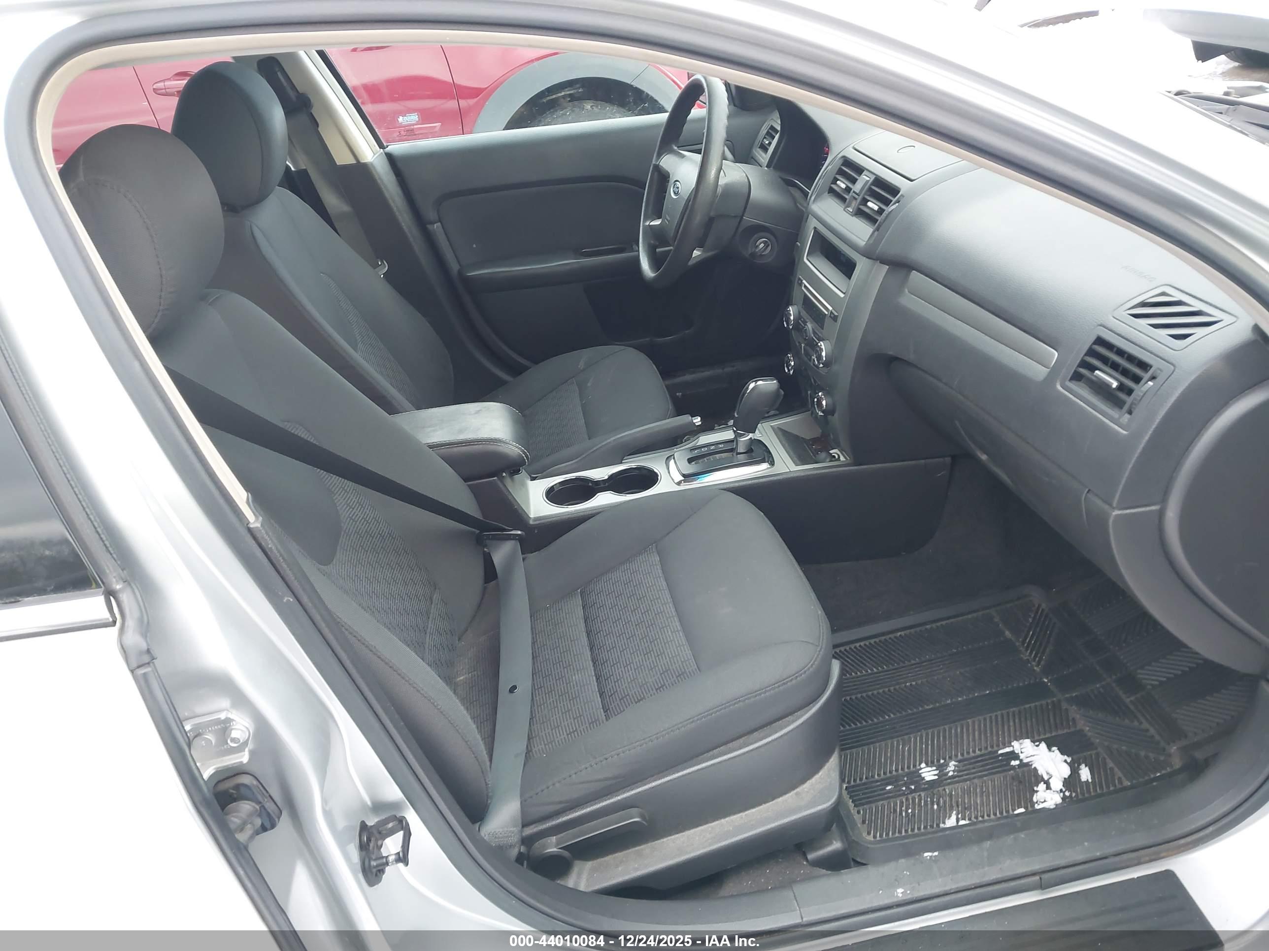 FORD FUSION image 5