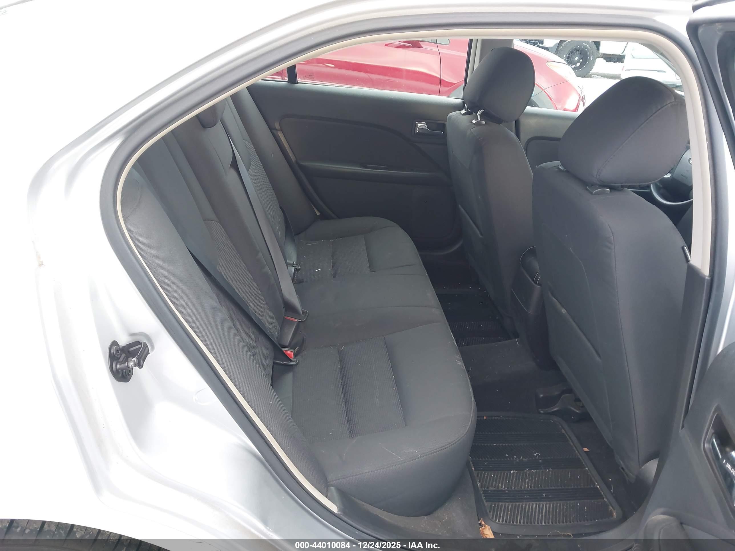 FORD FUSION image 8