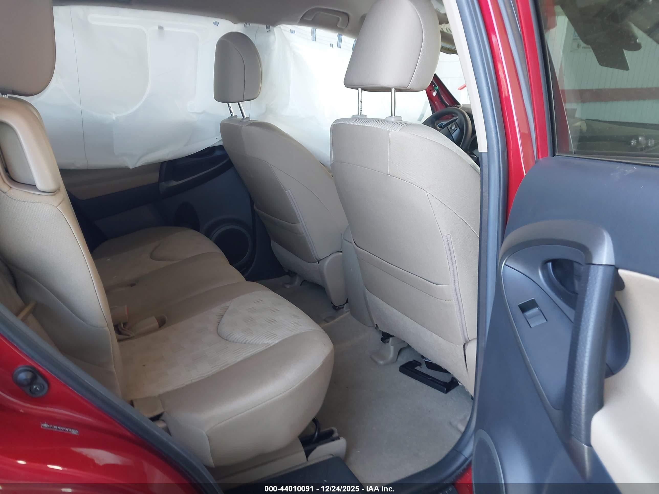 TOYOTA RAV4 image 8