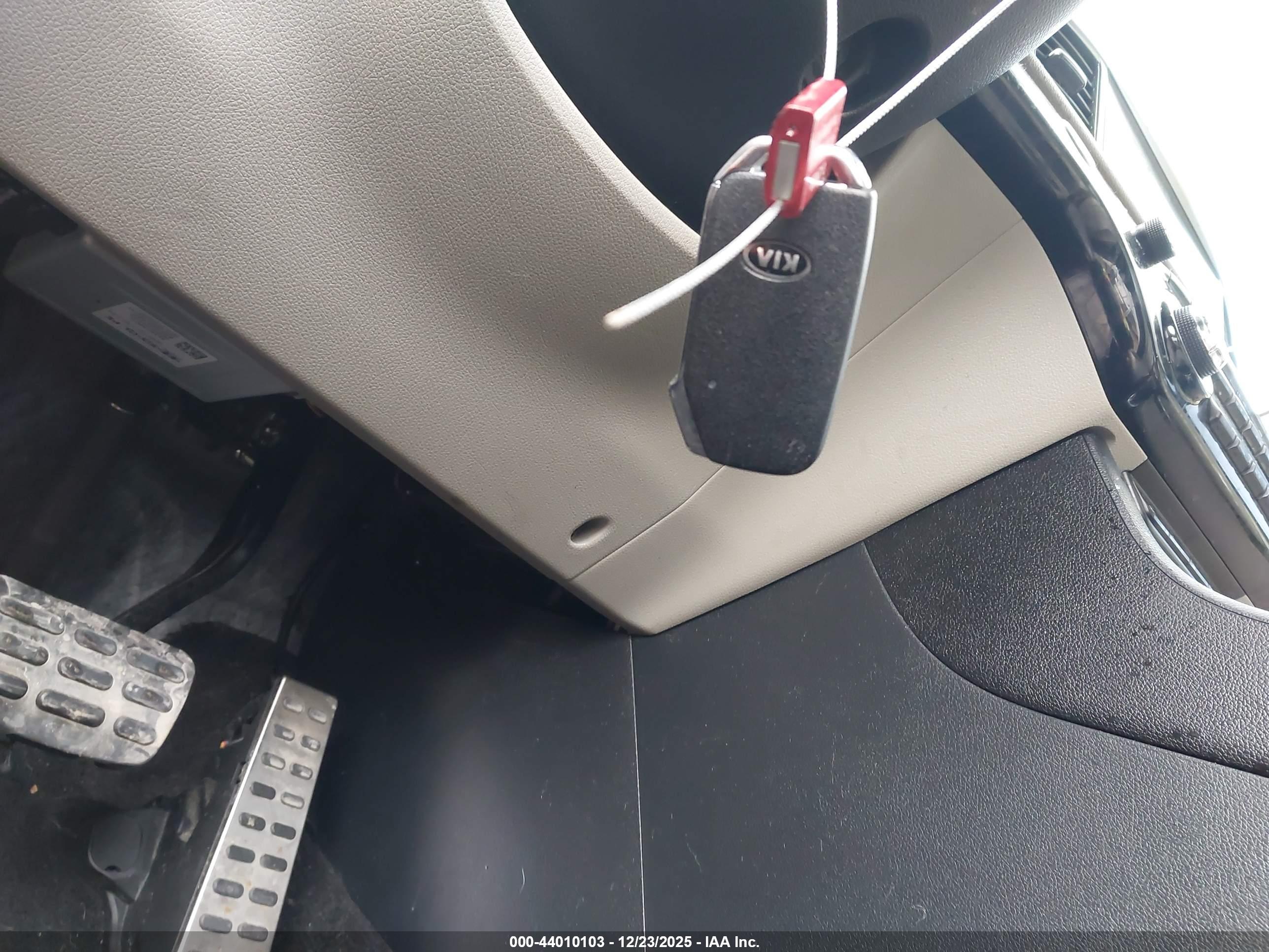 KIA SPORTAGE image 11