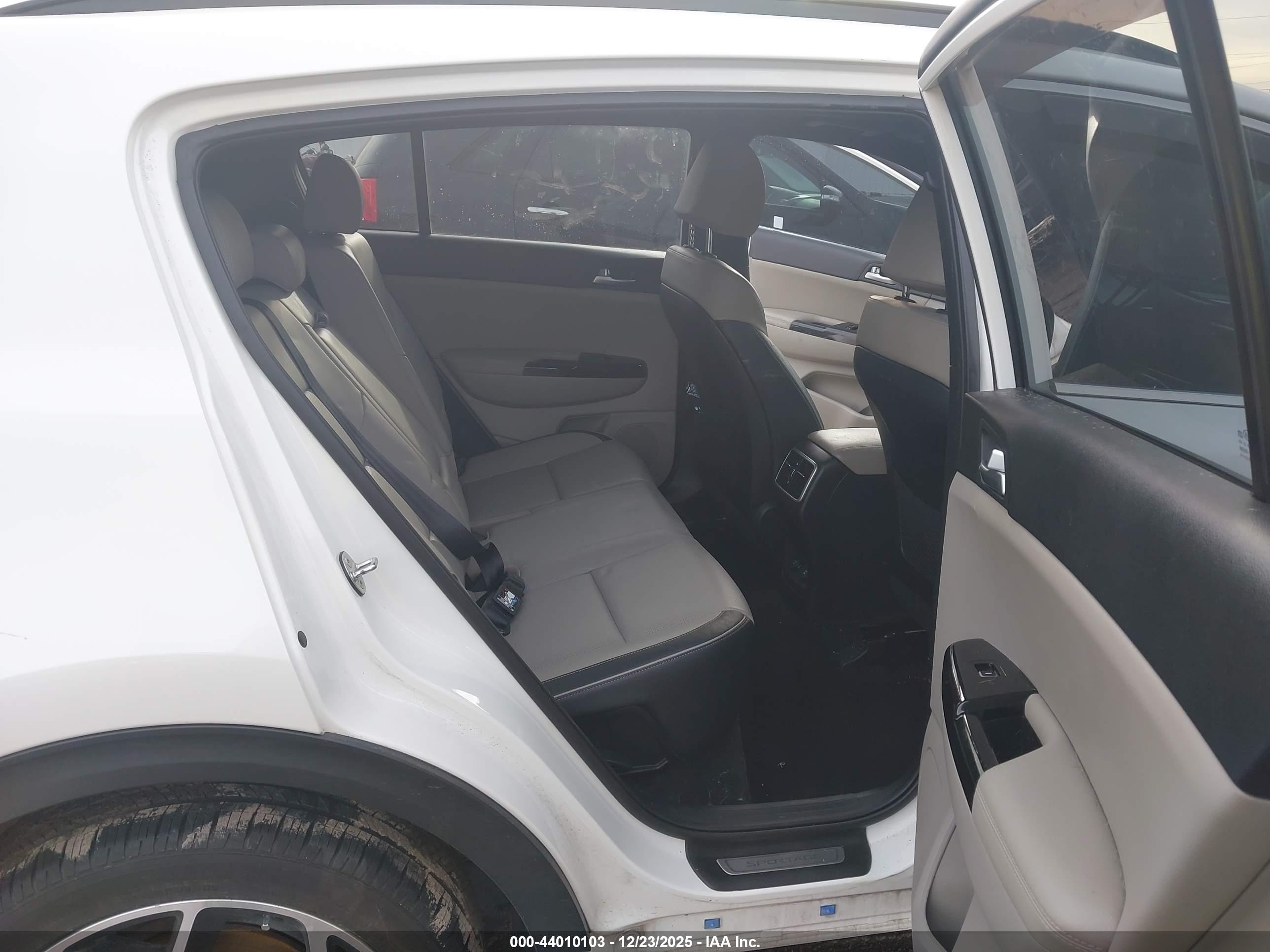 KIA SPORTAGE image 8