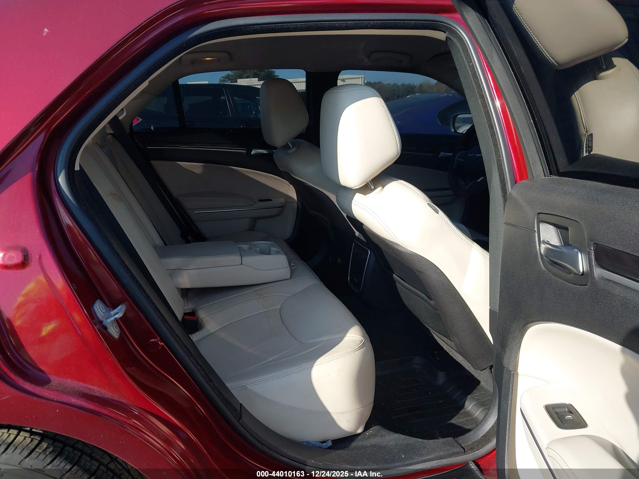 CHRYSLER 300 image 8