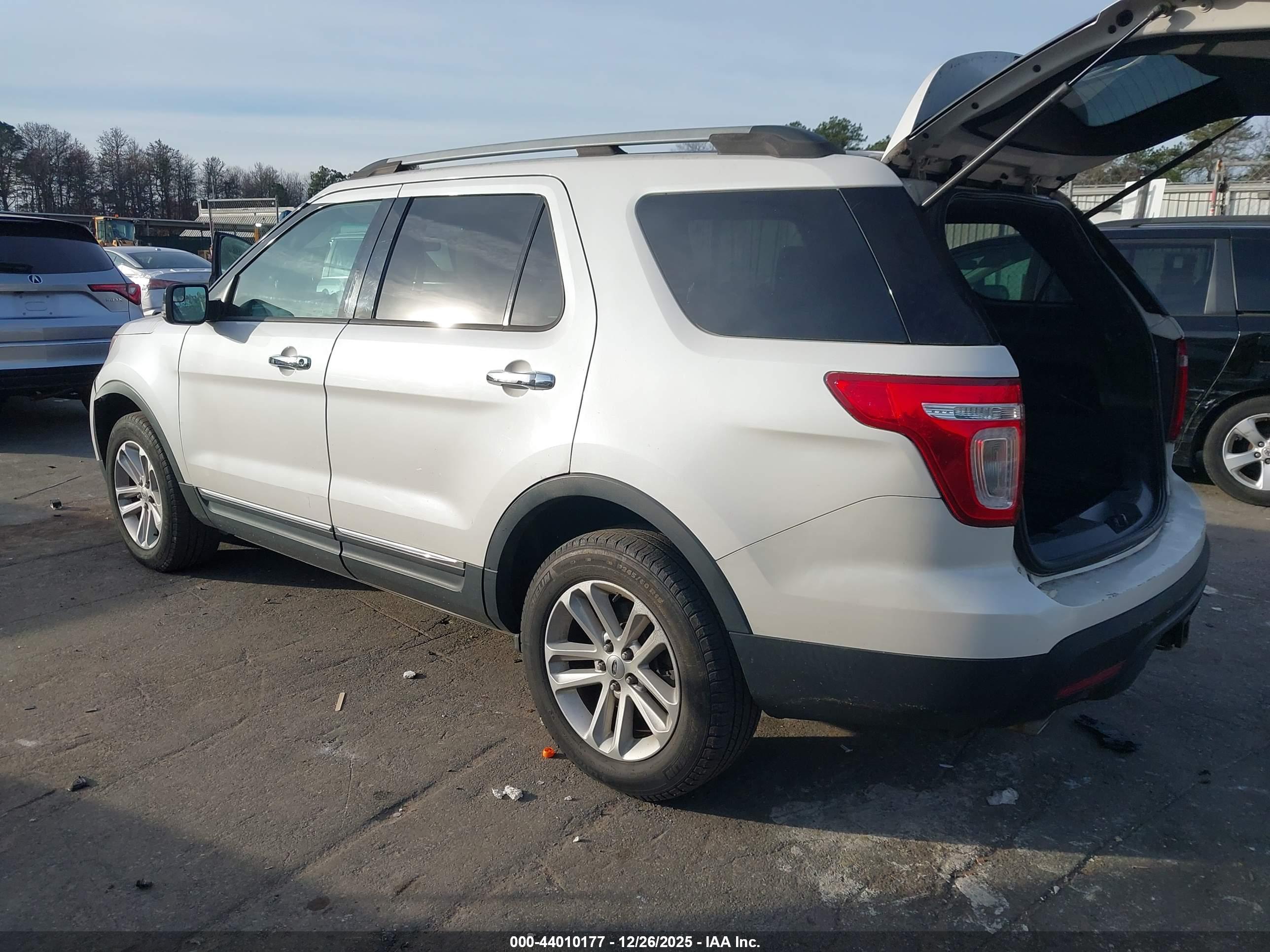 FORD EXPLORER image 3