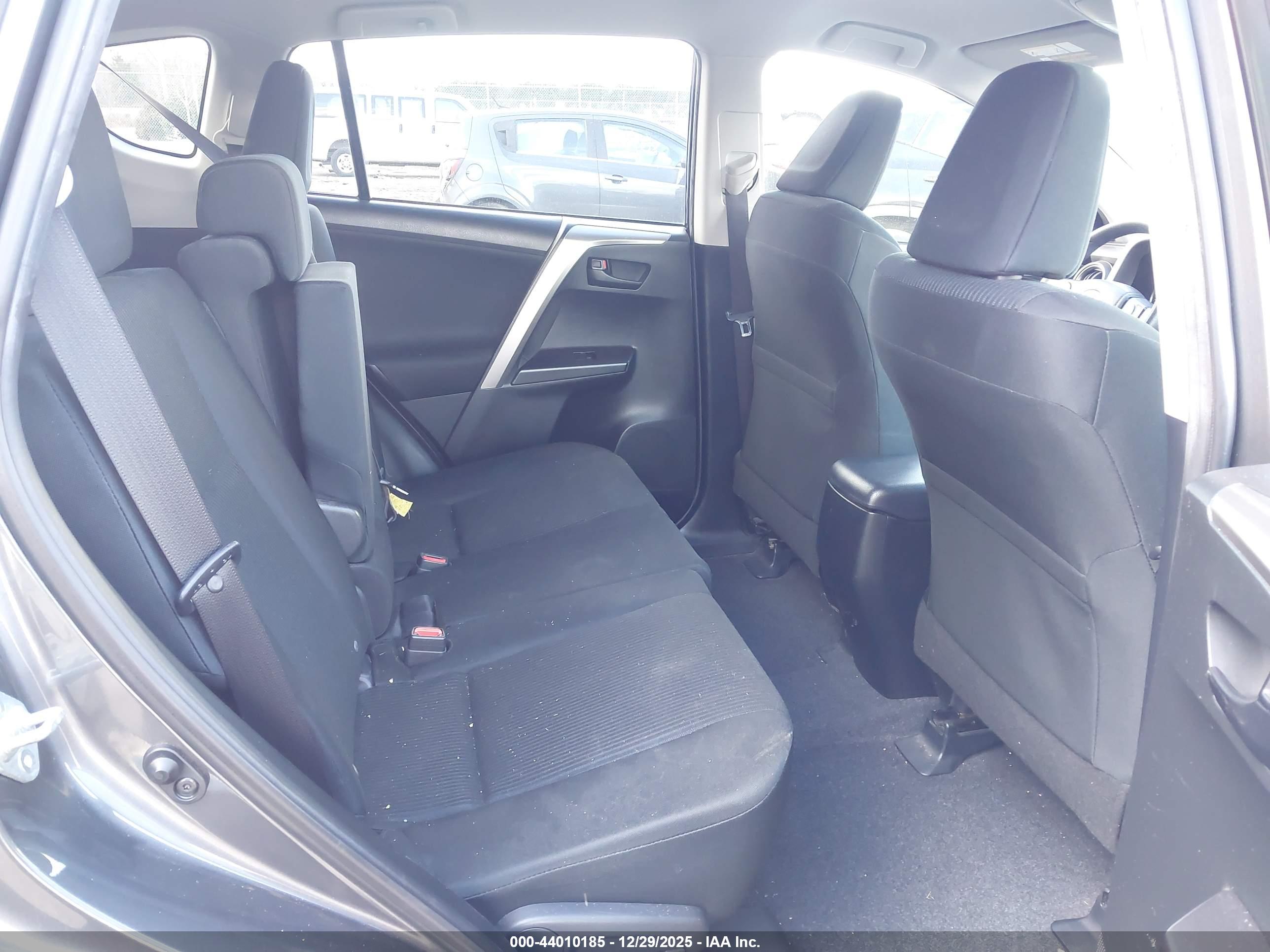 TOYOTA RAV4 image 8