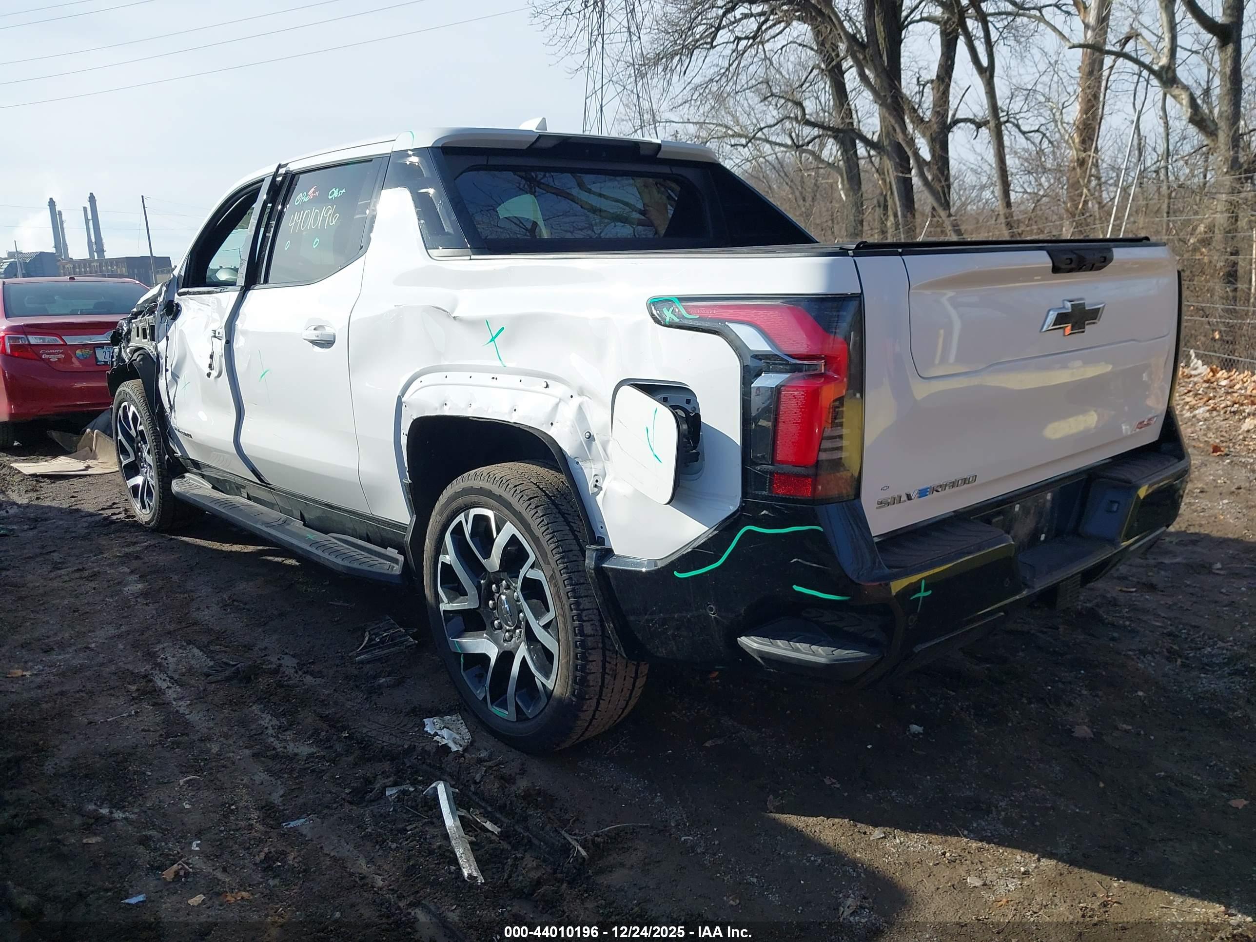 CHEVROLET SILVERADO image 3
