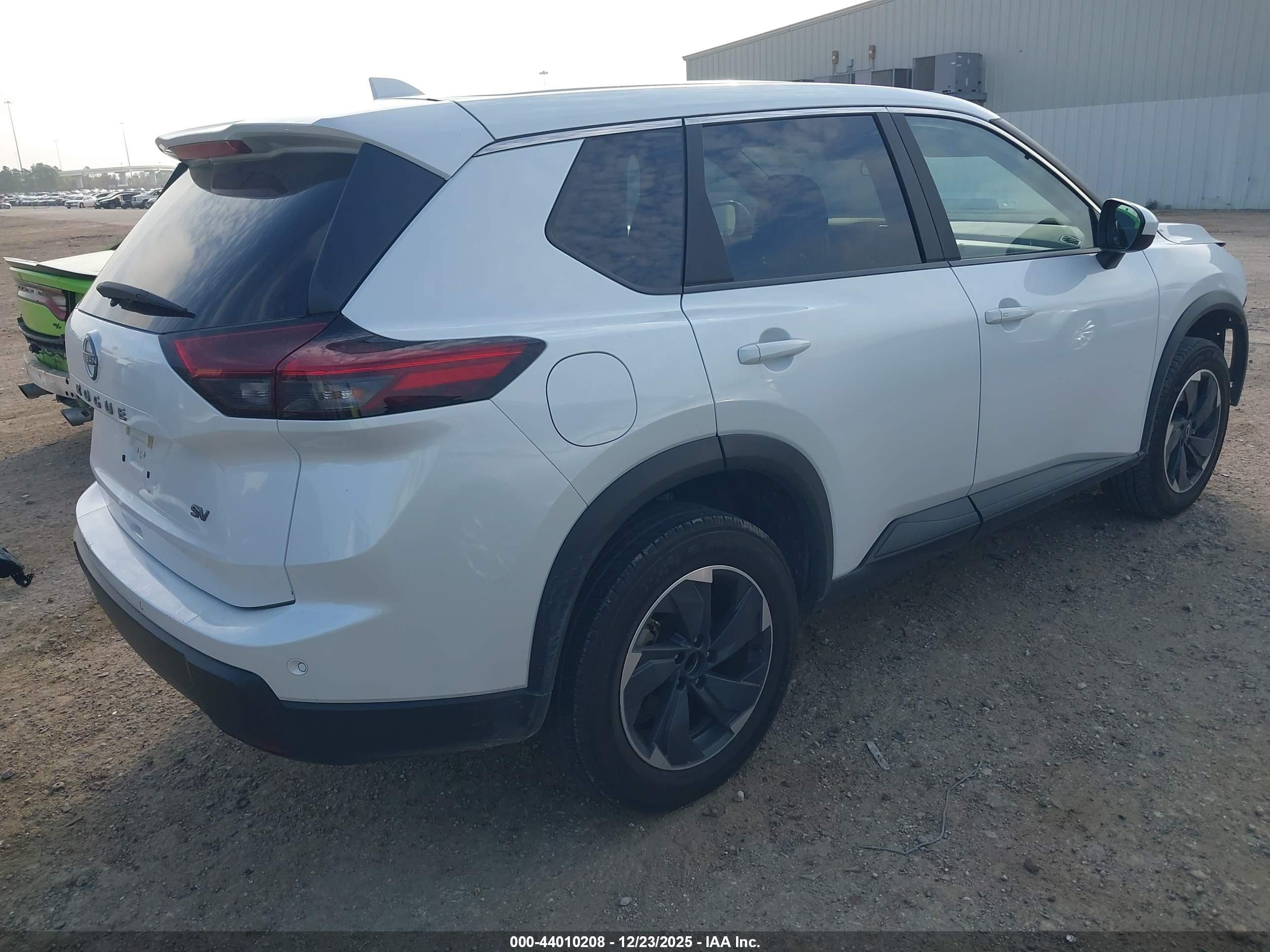 NISSAN ROGUE image 4