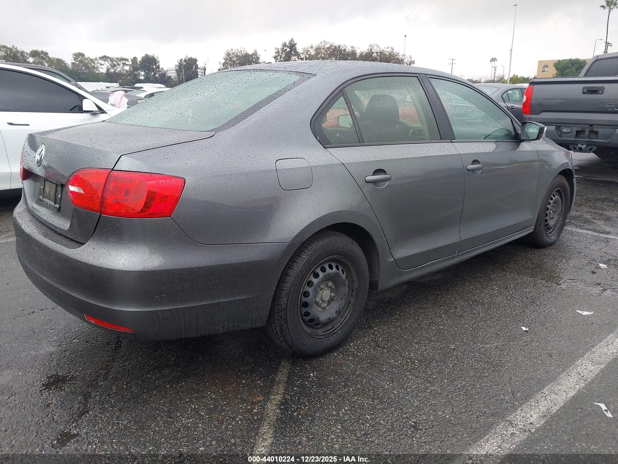 VOLKSWAGEN JETTA image 4
