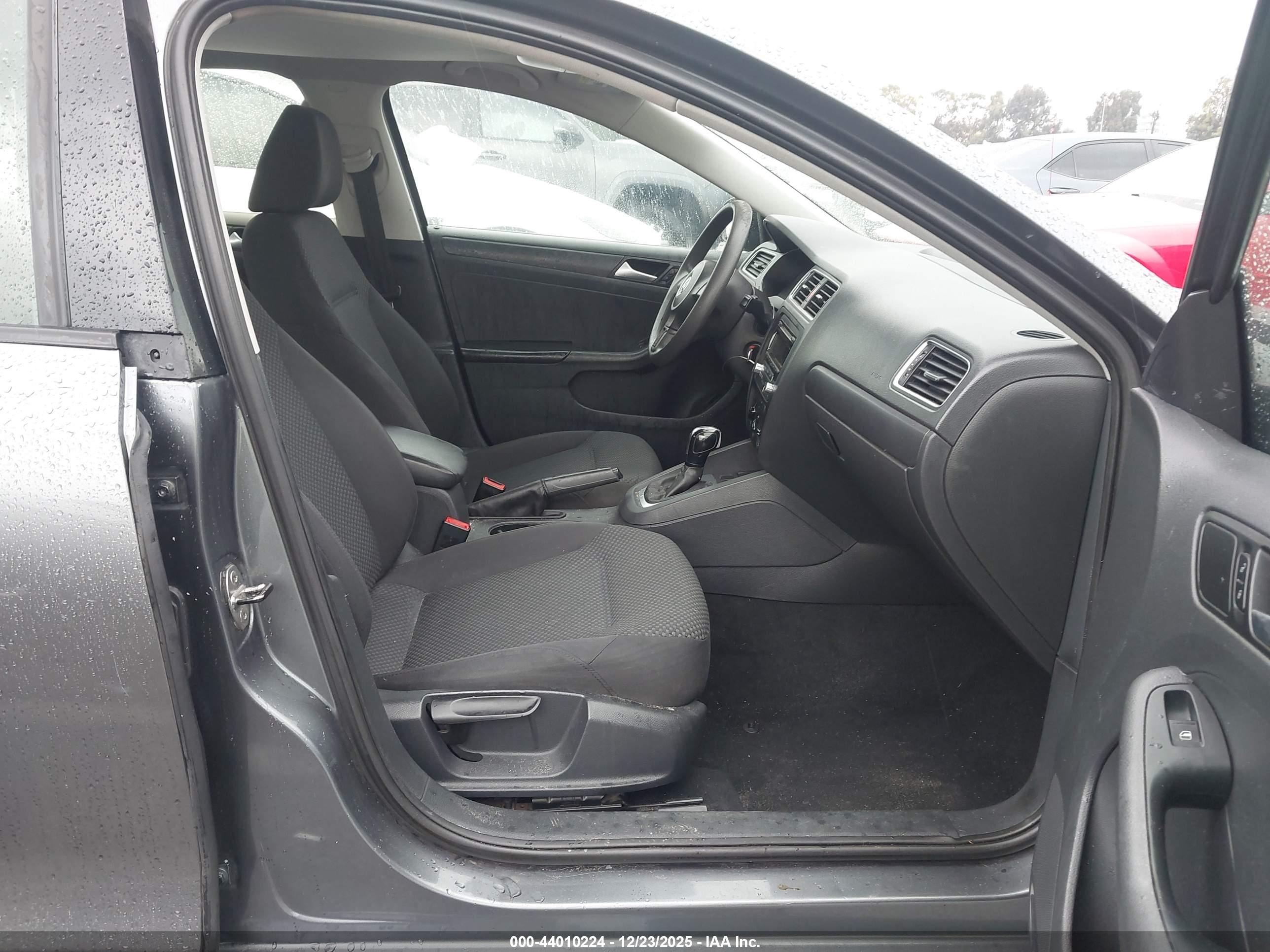VOLKSWAGEN JETTA image 5