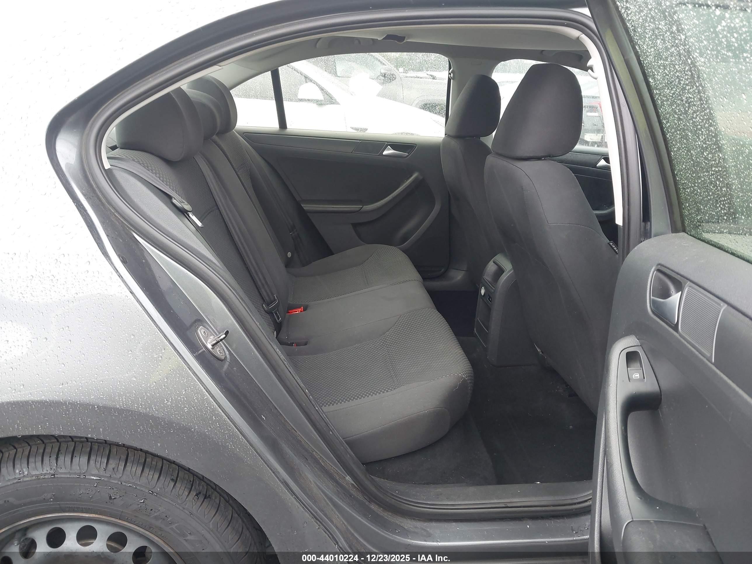 VOLKSWAGEN JETTA image 8