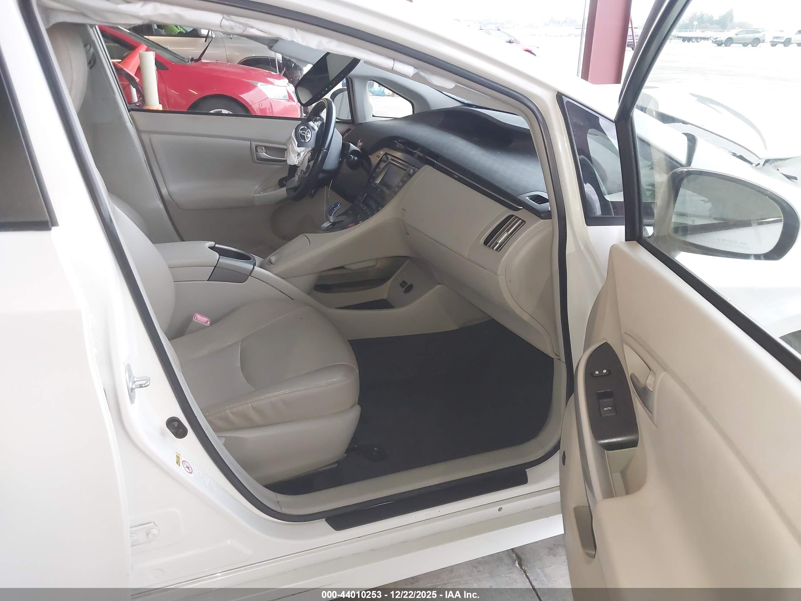 TOYOTA PRIUS image 5