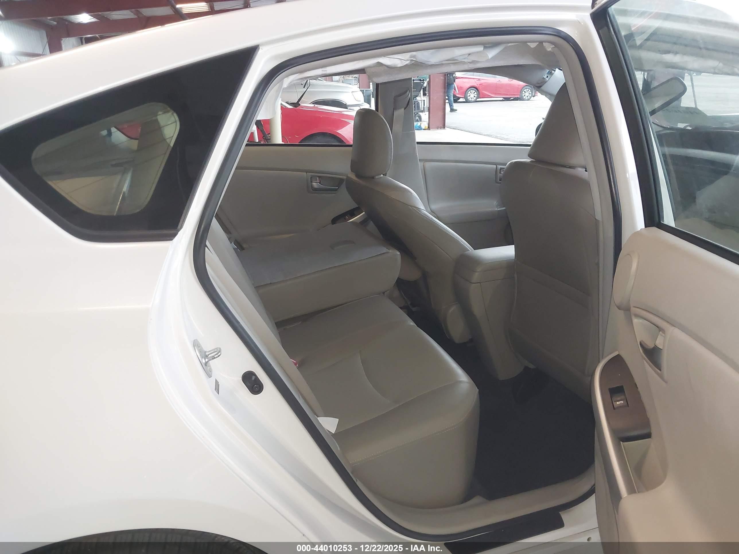 TOYOTA PRIUS image 8