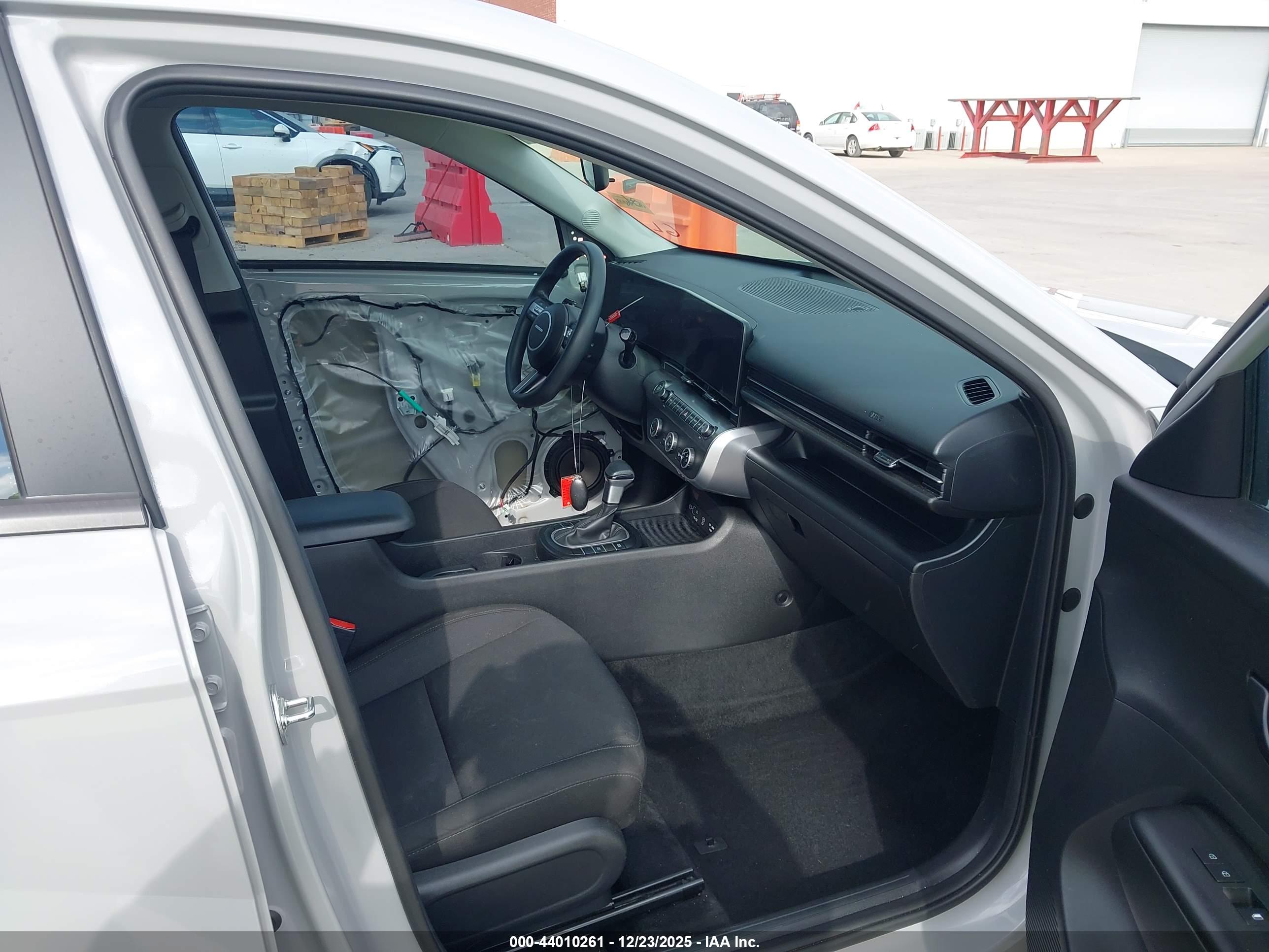 HYUNDAI KONA image 5