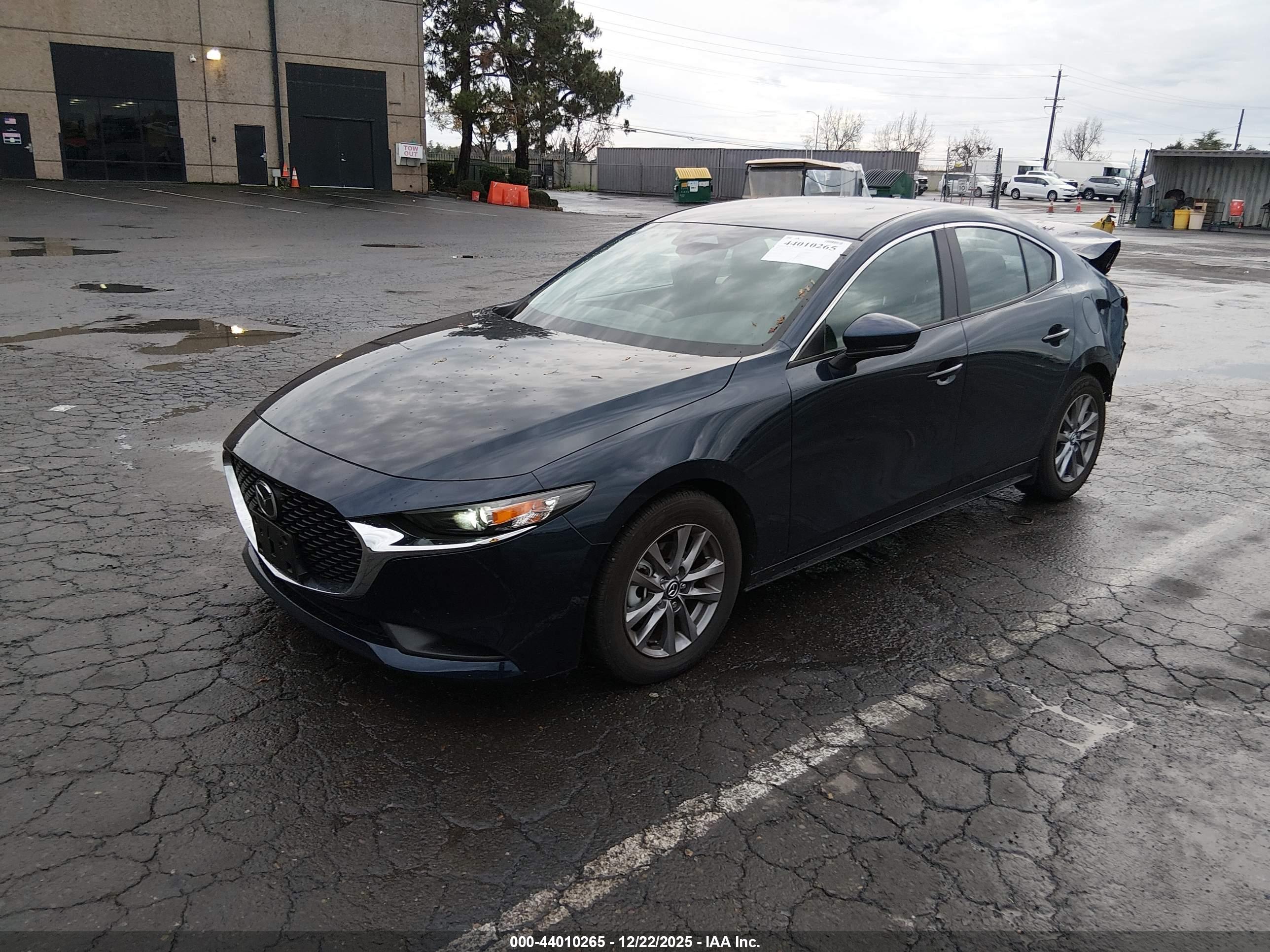 MAZDA MAZDA3 image 2