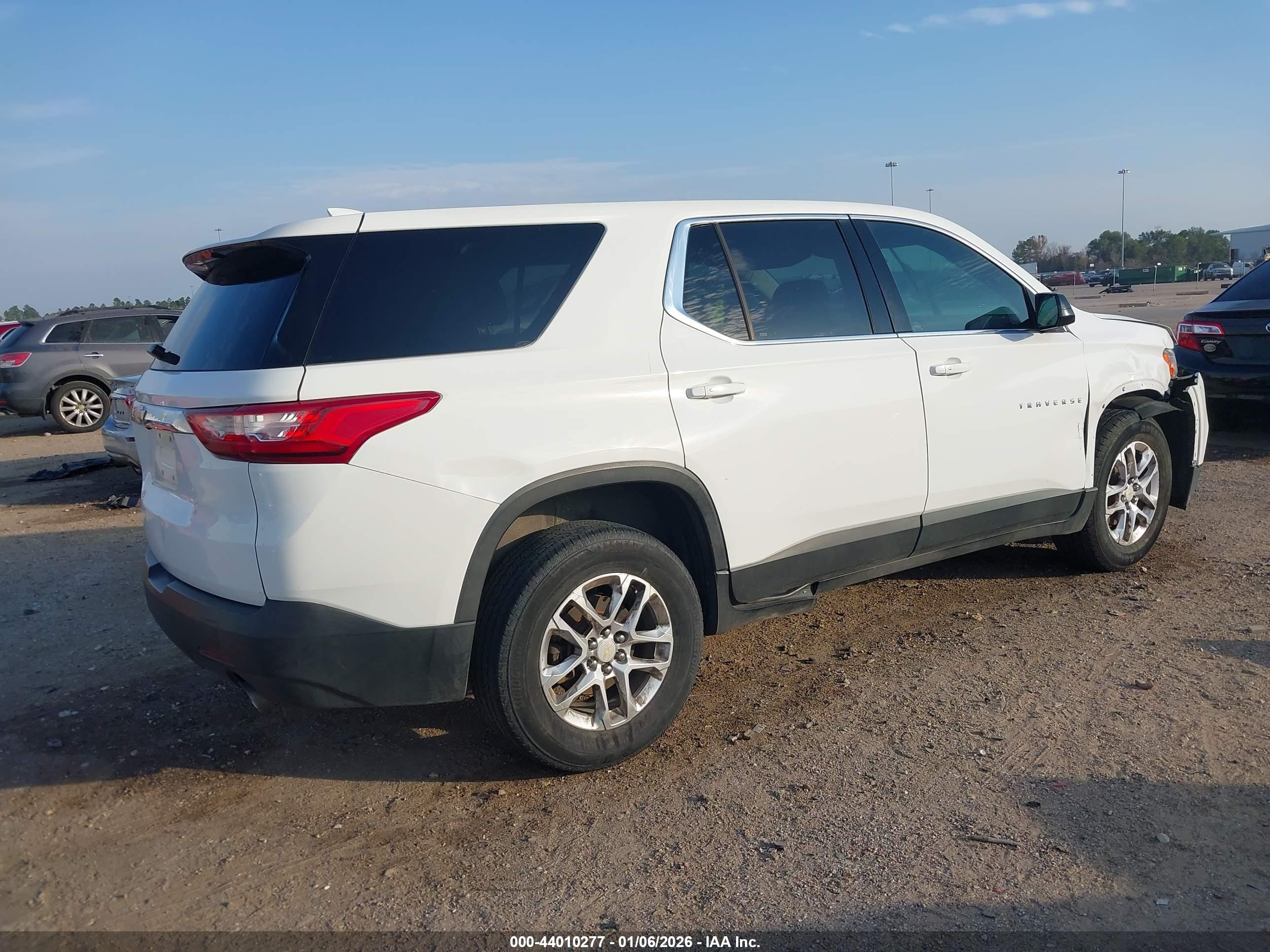 CHEVROLET TRAVERSE image 4