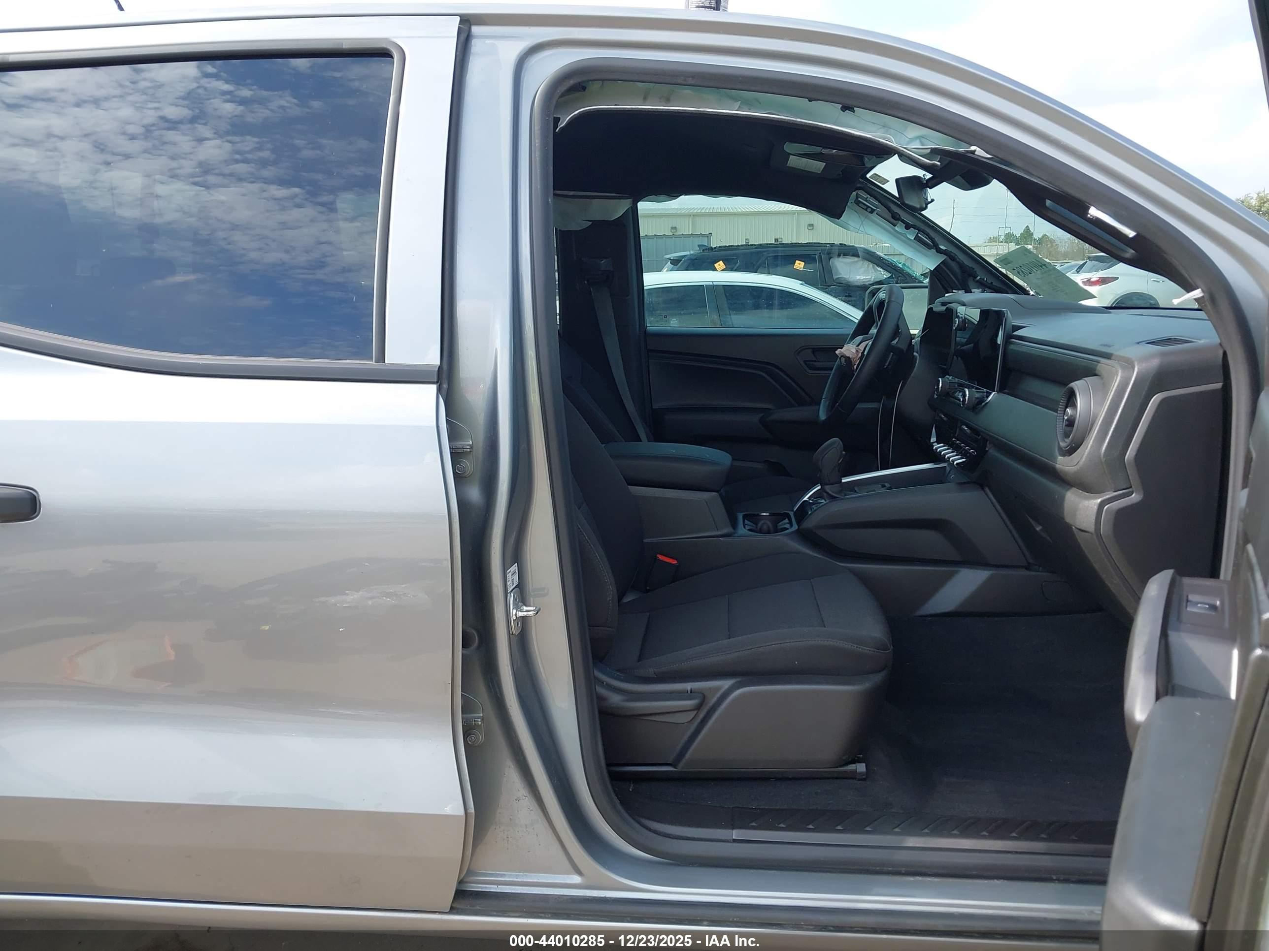 CHEVROLET COLORADO image 5