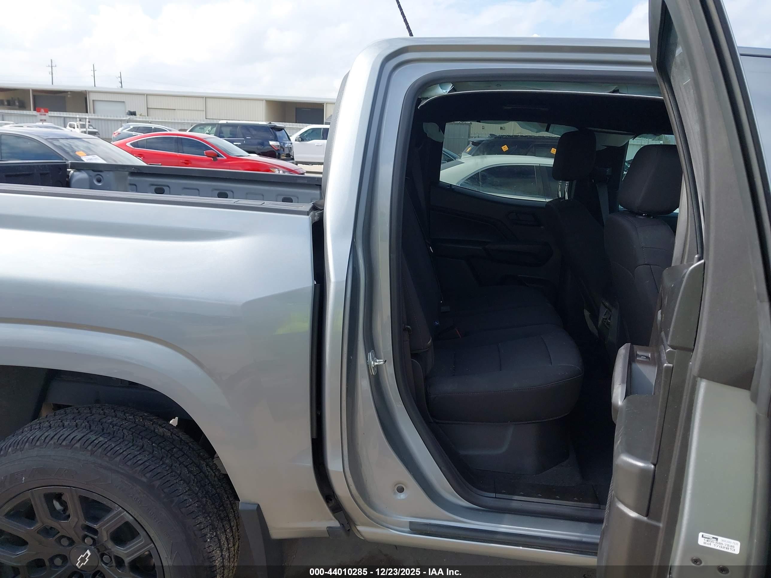 CHEVROLET COLORADO image 8