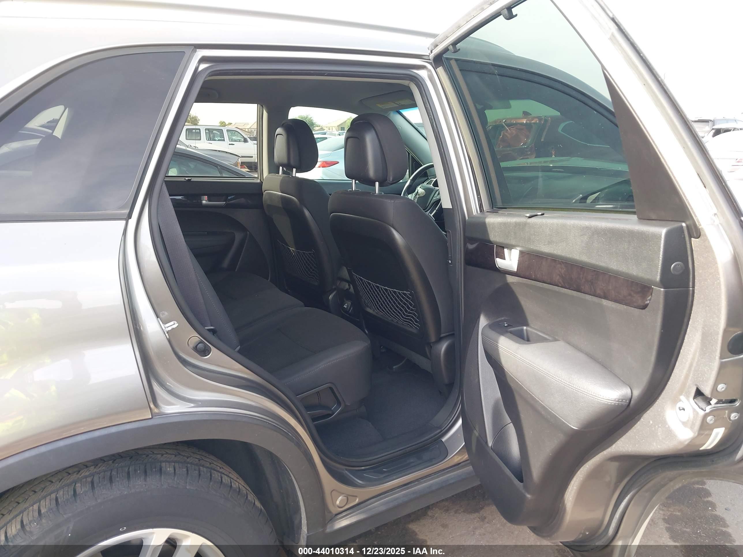KIA SORENTO image 8